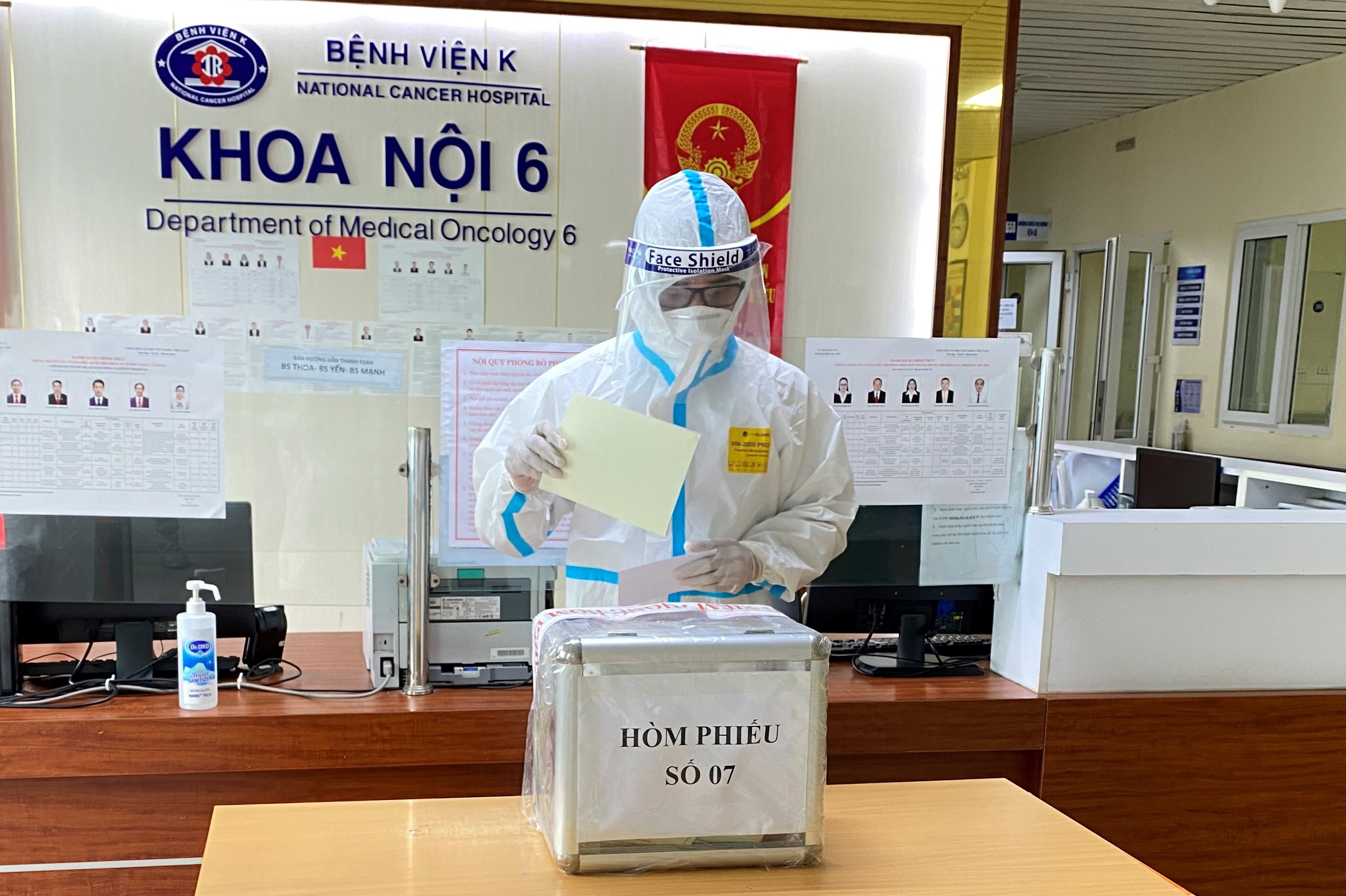 Noi cu tri mac do bao ho kin mit, dung cach nhau 3 m bo phieu hinh anh