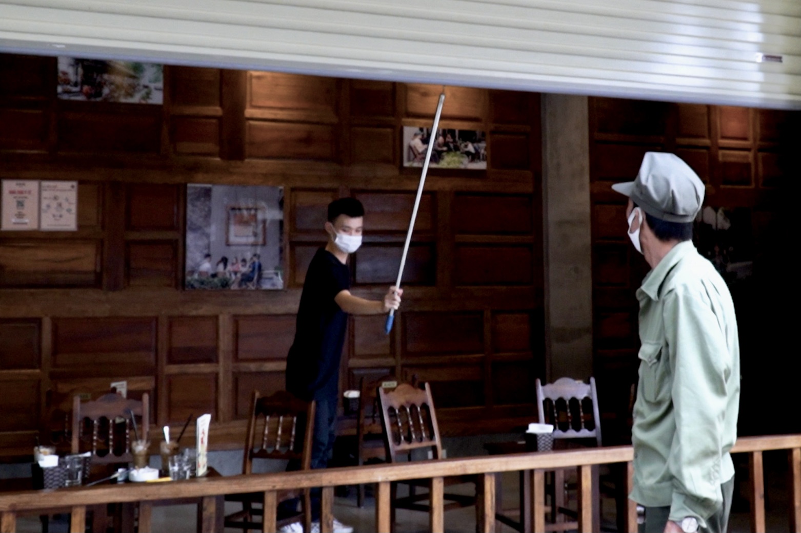 Khach uong ca phe voi va bo ve khi thay cong an kiem tra hinh anh