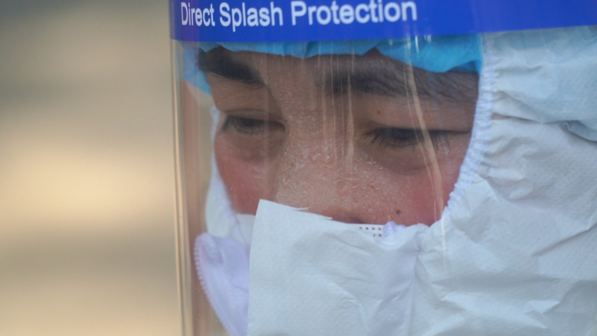 Nhan vien y te cang minh lay mau duoi troi nang 40 do C hinh anh