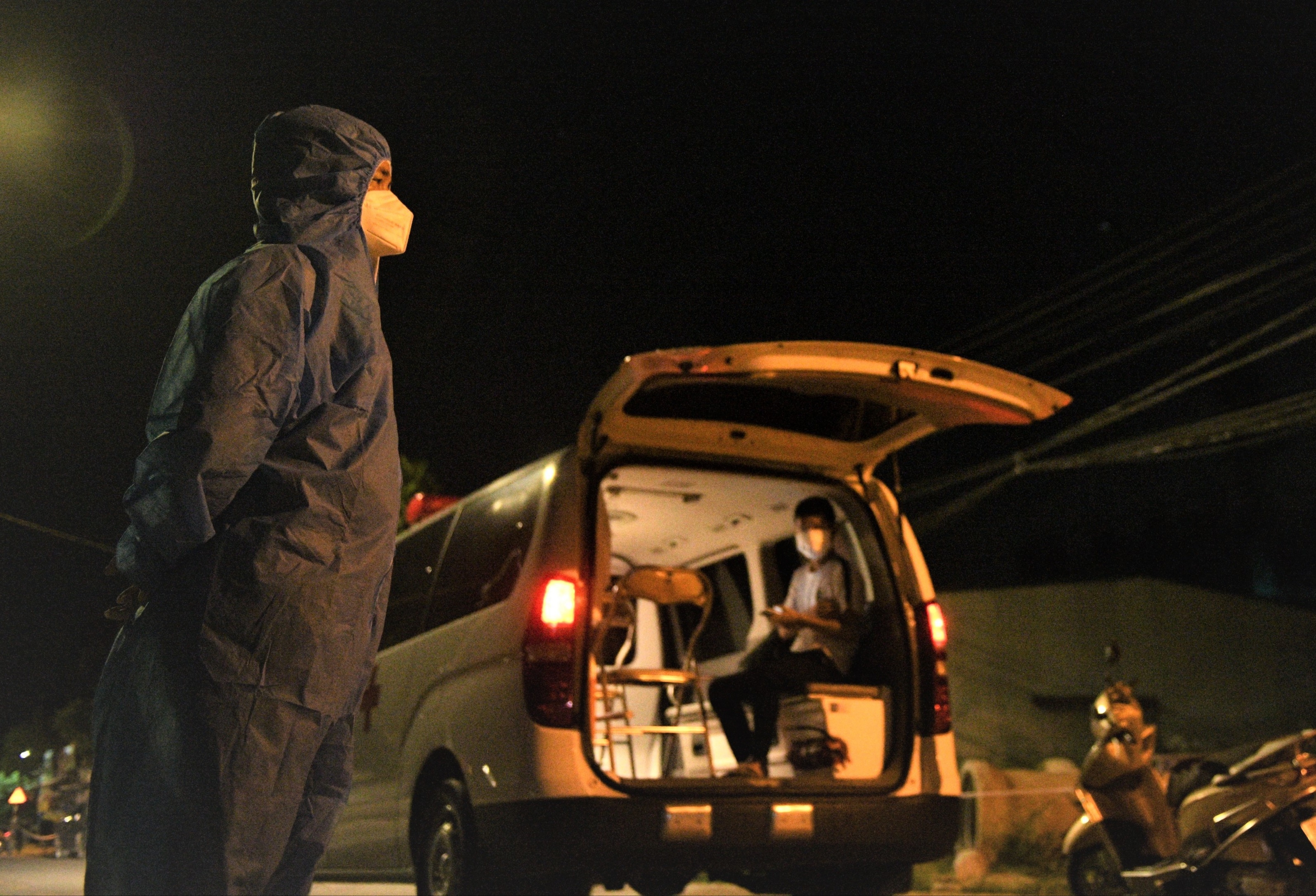 Doi quan trang dem truy vet F1 hinh anh