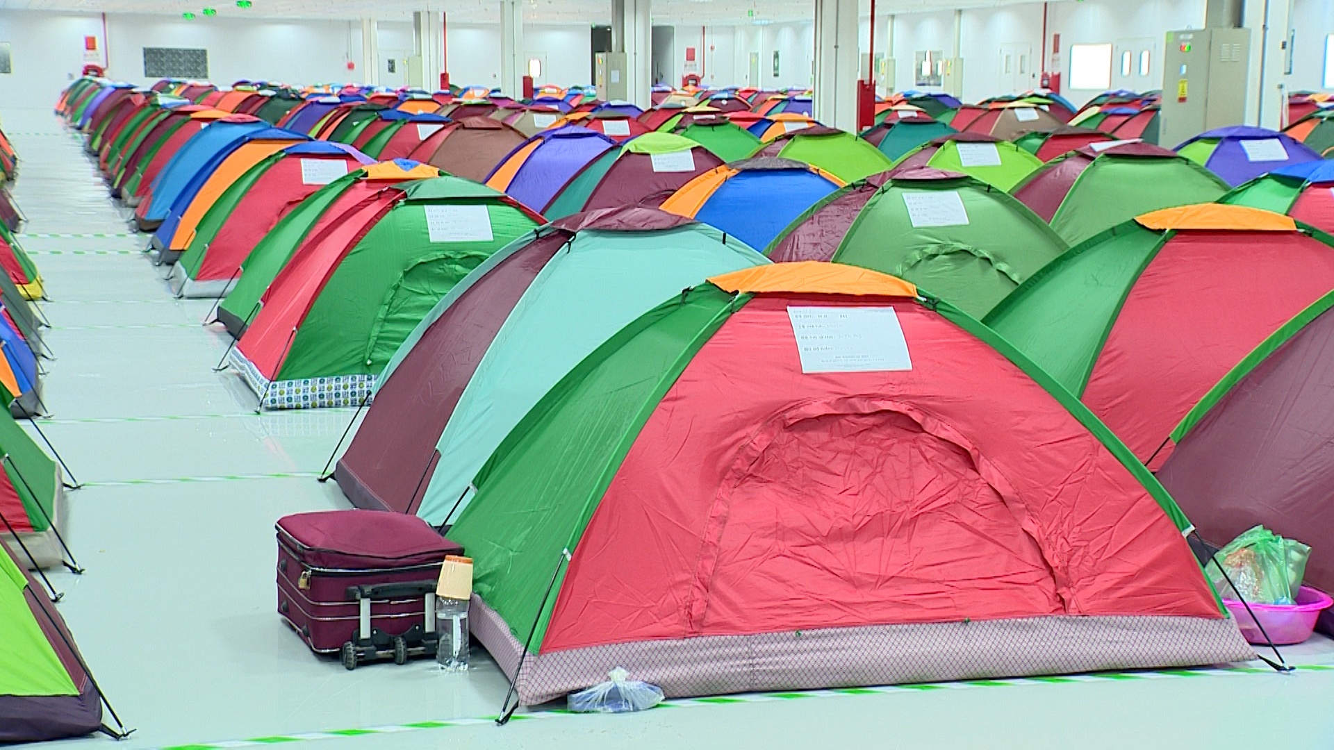 Dung leu cho cong nhan ngu tai xuong de phong tranh Covid-19 hinh anh