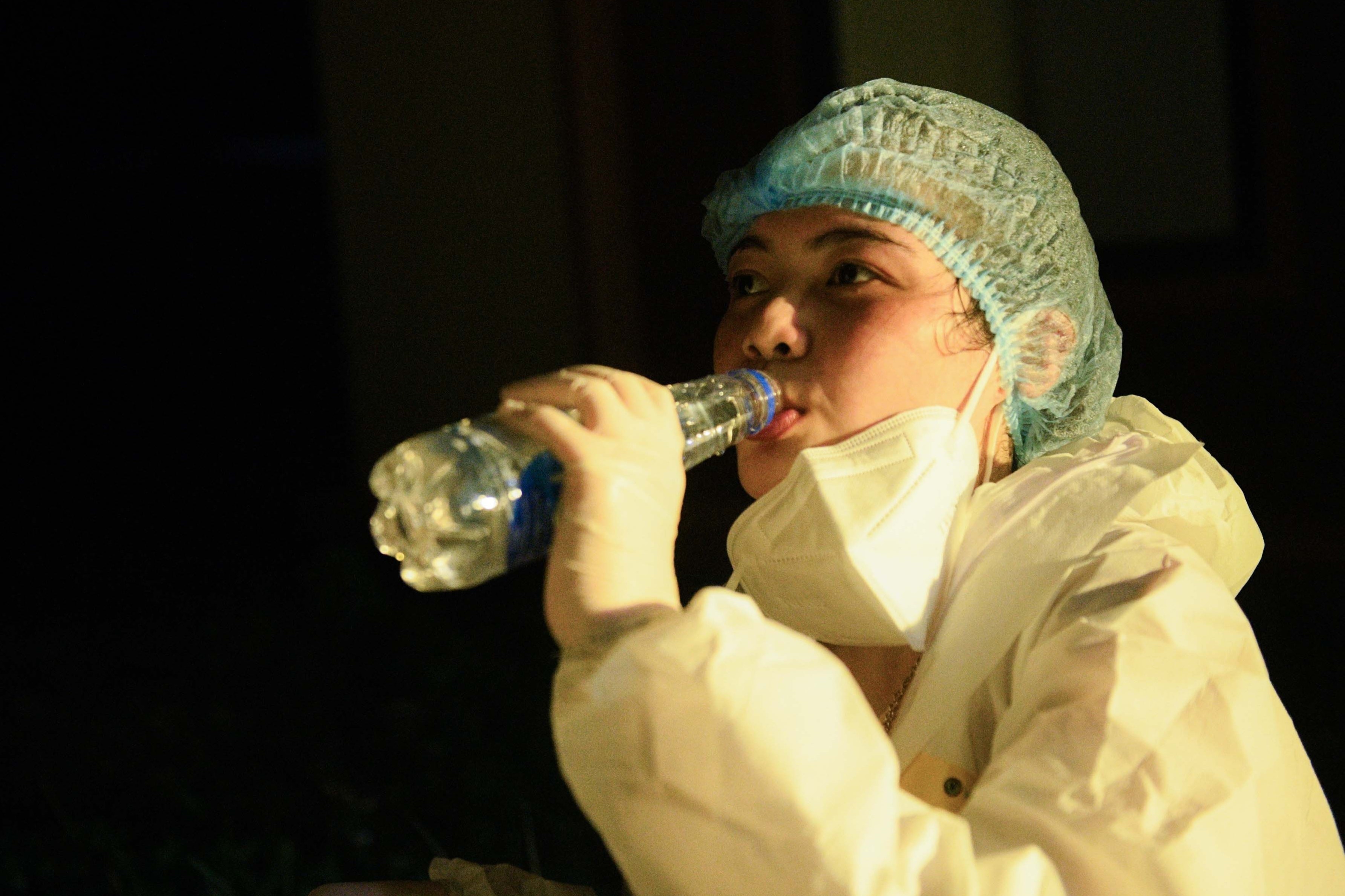 Nu sinh giau bo me di tinh nguyen chong dich o Bac Ninh hinh anh