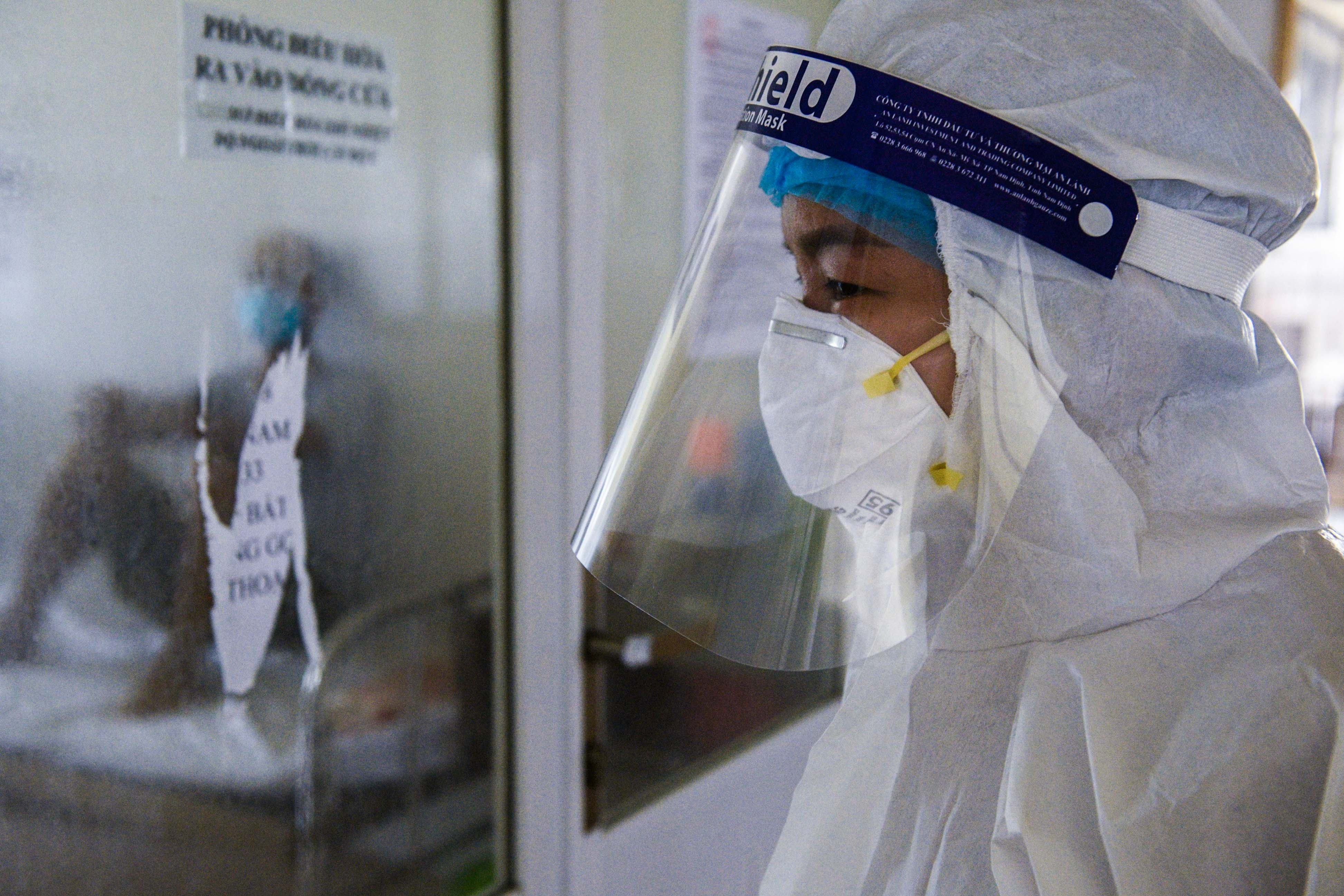 Vi sao Viet Nam khong ap dung bien phap dieu tri F0 tai nha? hinh anh