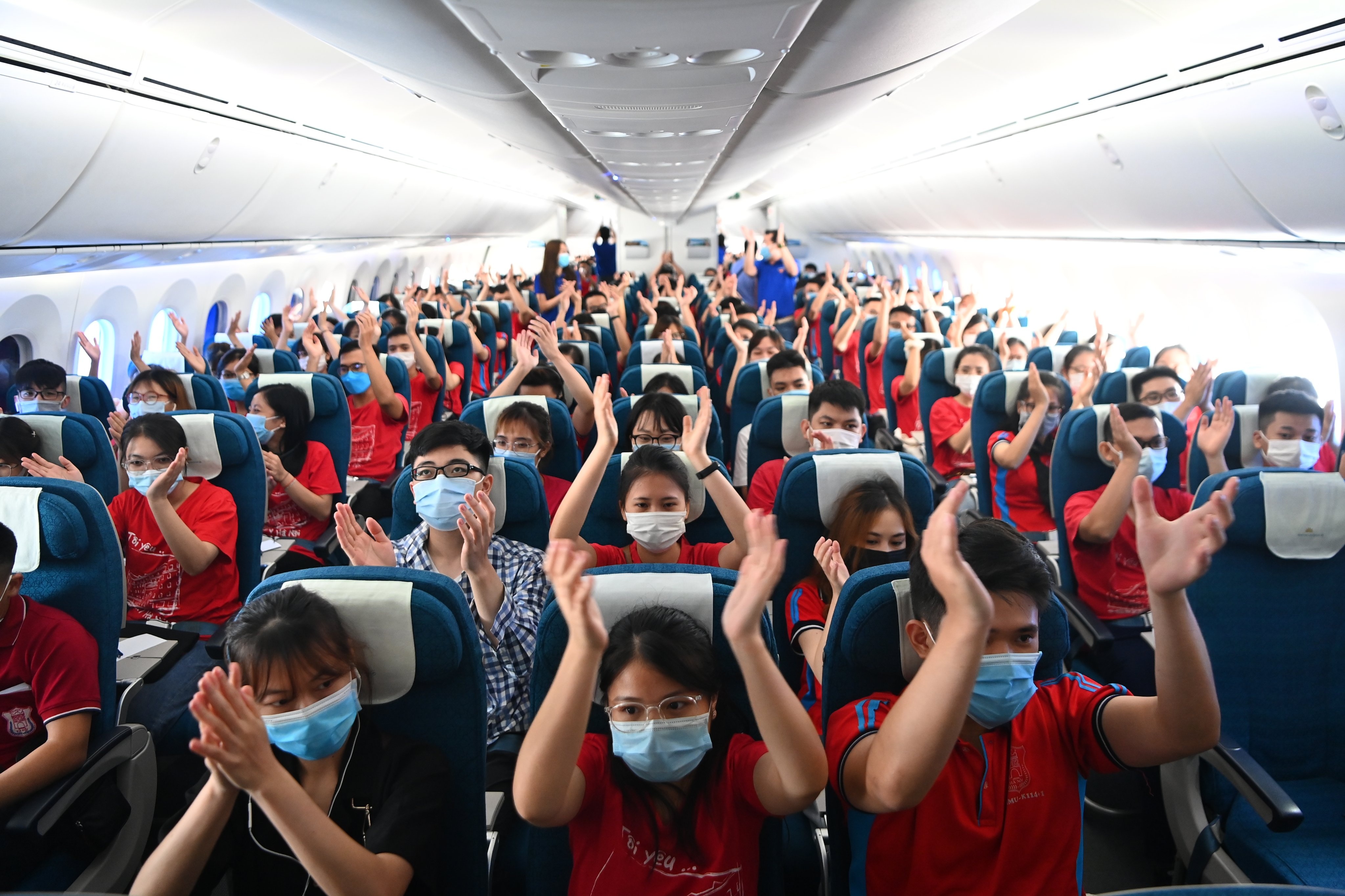 Sinh vien y hat vang 'Viet Nam oi' o do cao 10.000 m hinh anh