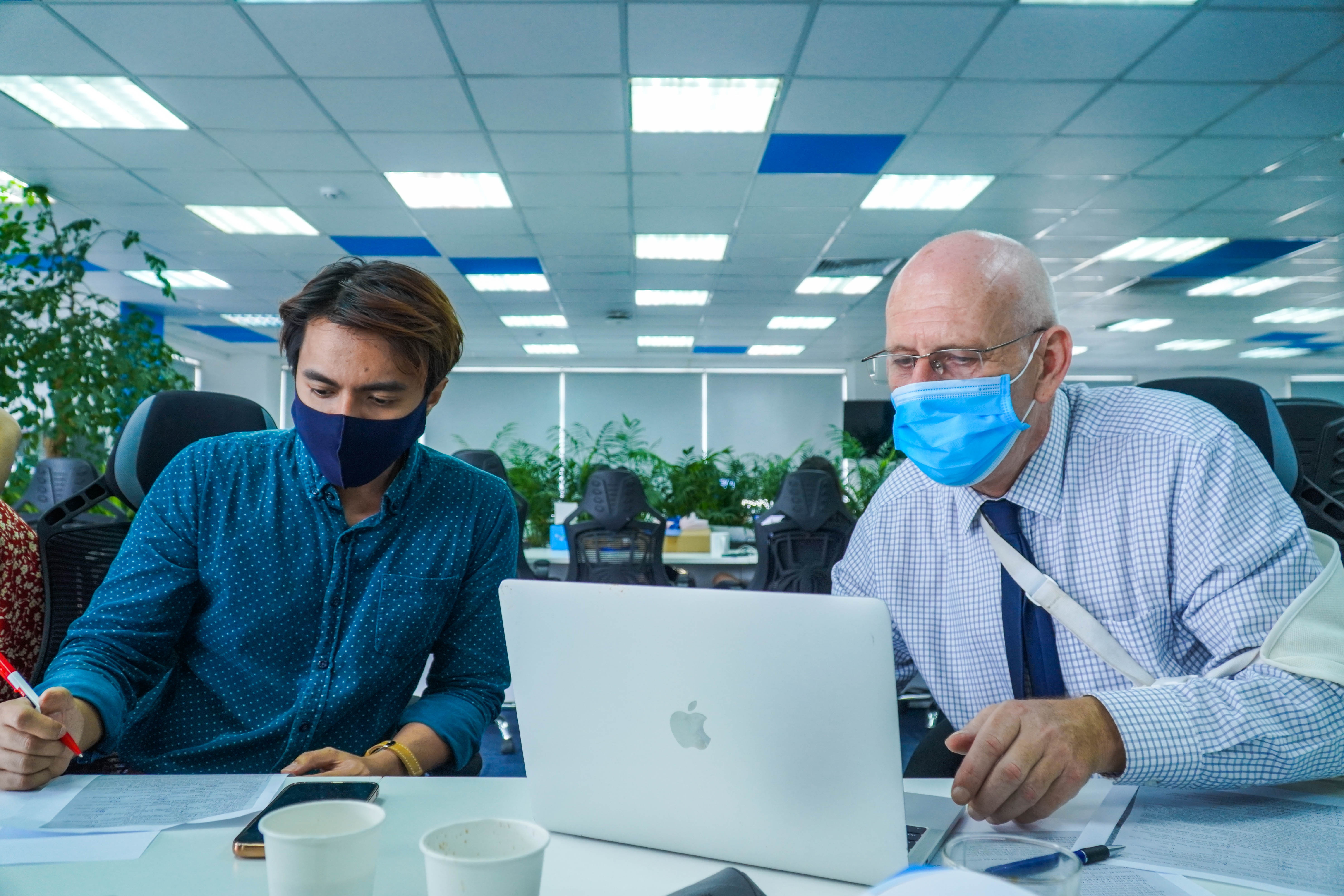 Giao vien nuoc ngoai huong dan cach tim tu khoa giai de Tieng Anh hinh anh