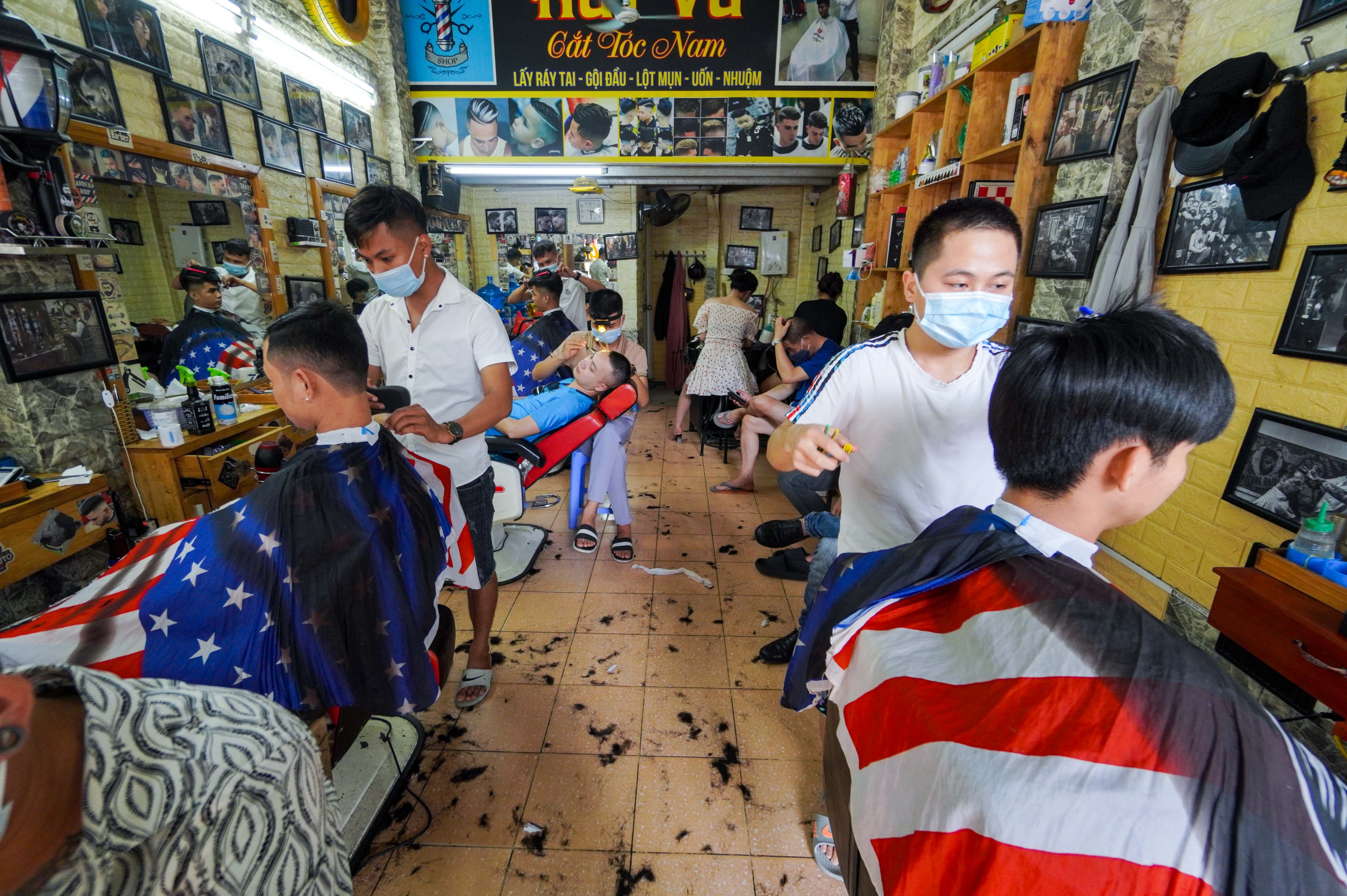 Do xo di cat toc truoc gio Ha Noi tam dung mot so dich vu hinh anh