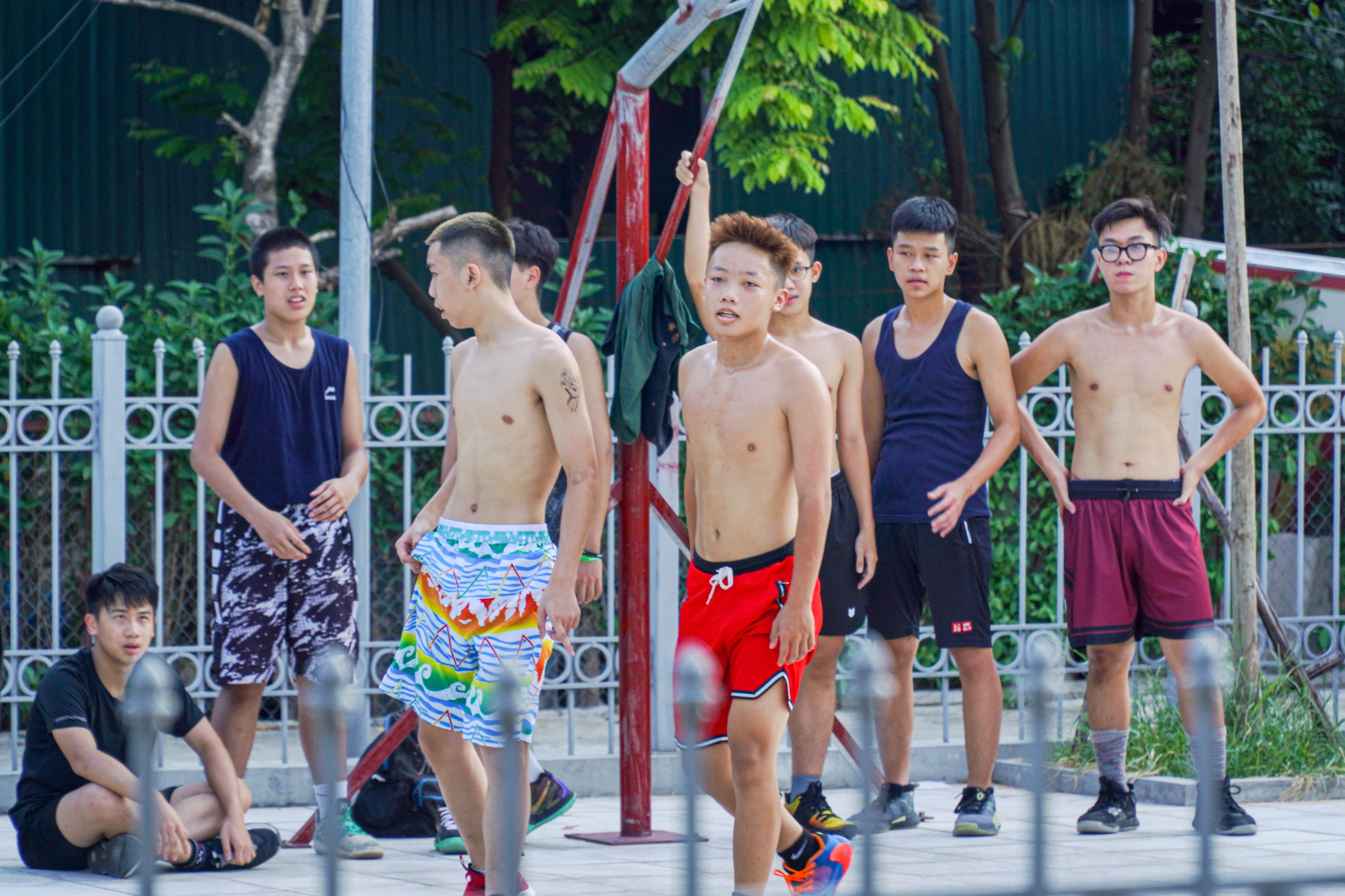 Nguoi Ha Noi ra cong vien tap the duc bat chap lenh cam hinh anh