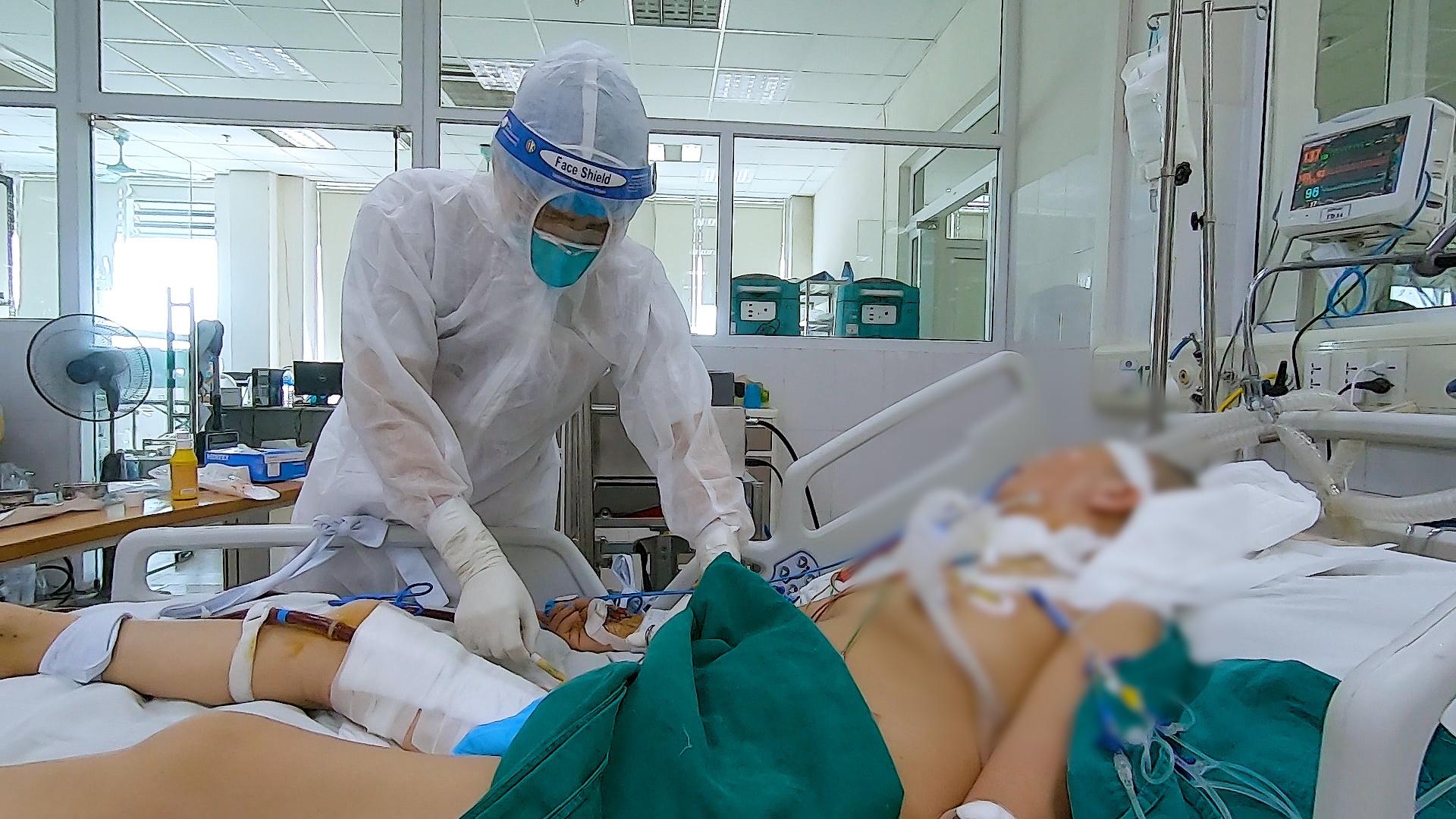 Ben trong khu dieu tri benh nhan Covid-19 hien dai nhat mien Bac hinh anh