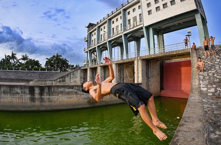 Nhieu thanh nien tu tap, nhay cau, tam song bat chap lenh cam hinh anh