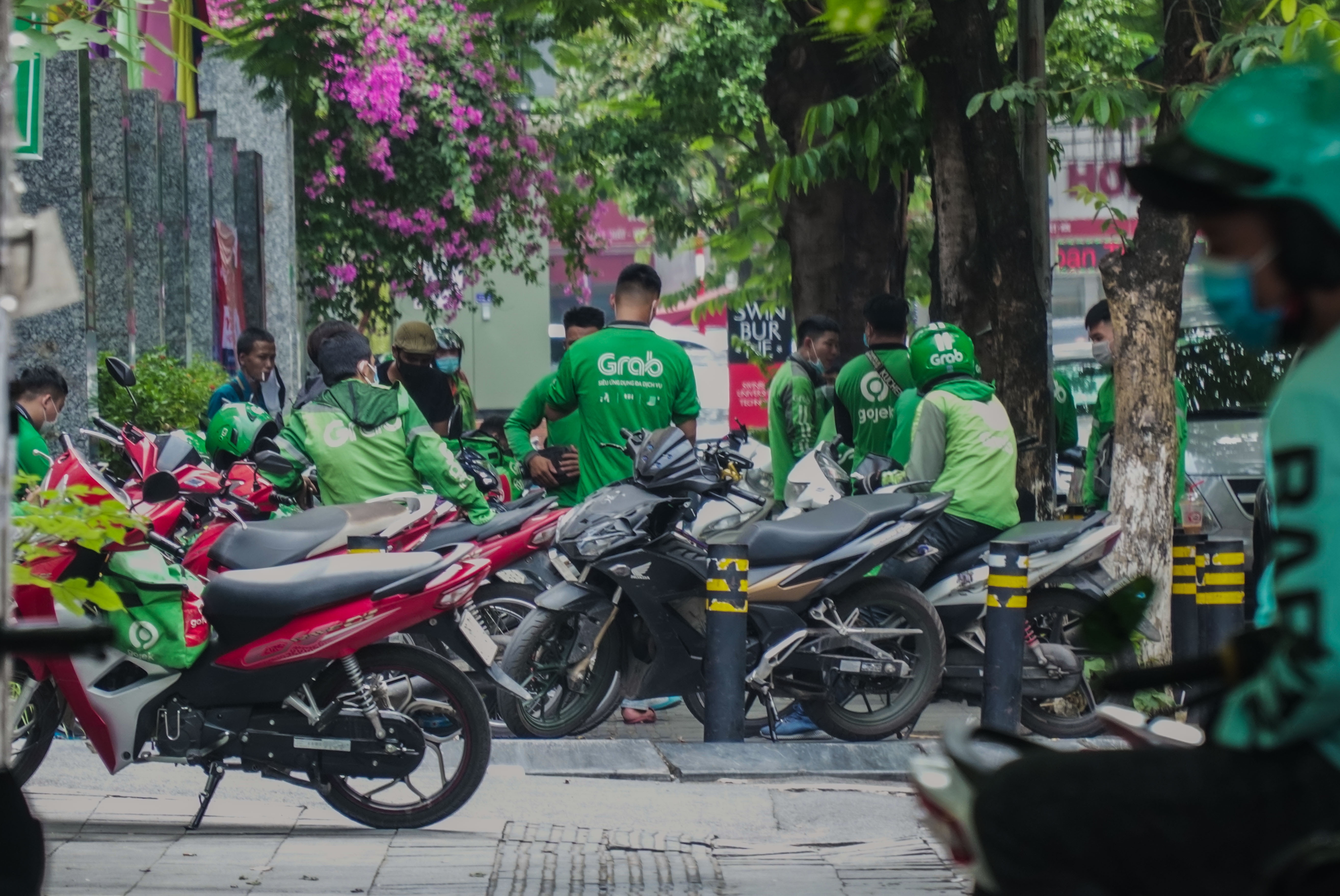 Shipper tu tap tan gau trong luc cho khach o Ha Noi hinh anh