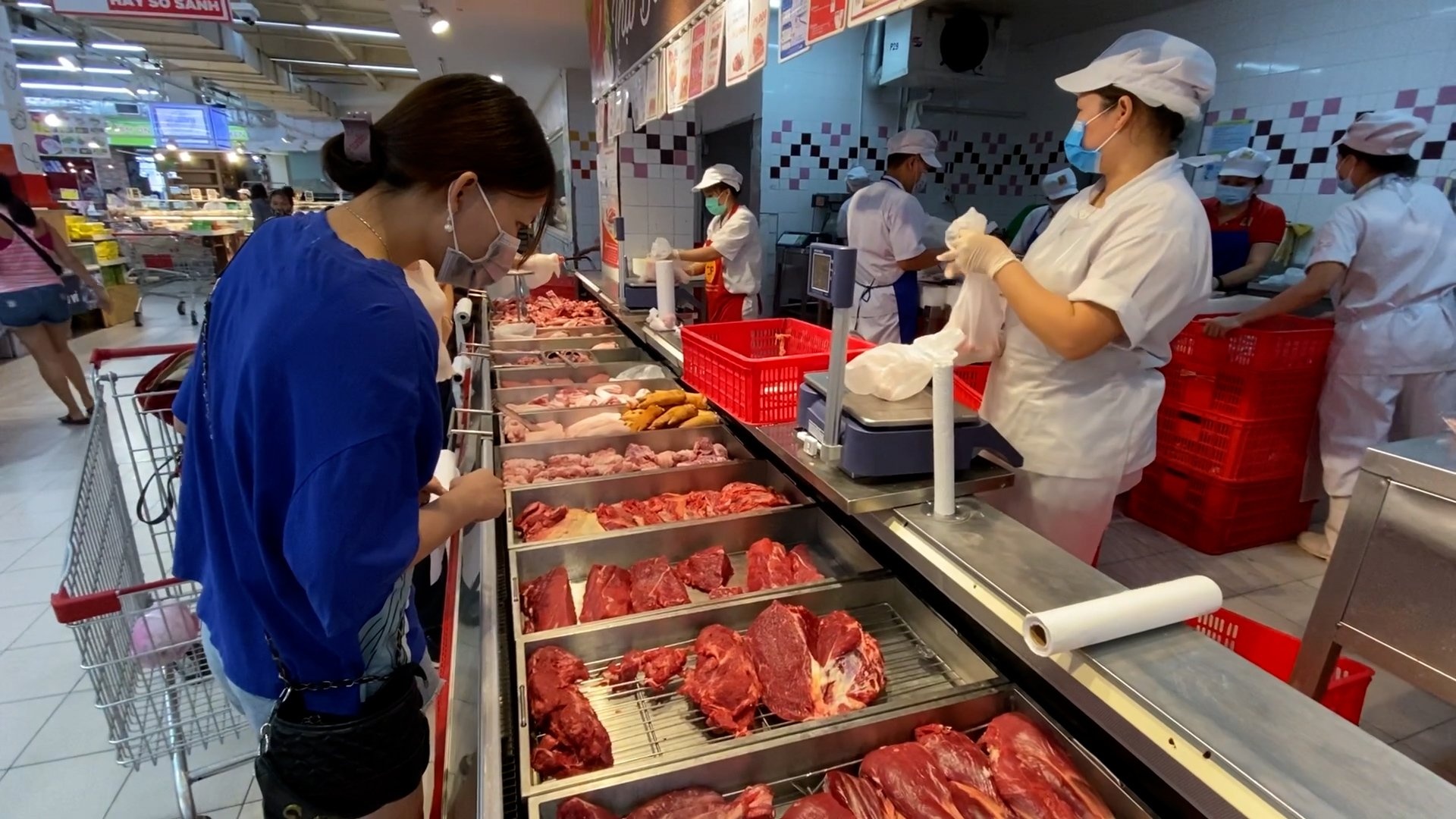 Thuc pham, hang hoa day ap trong cho va sieu thi o Ha Noi hinh anh