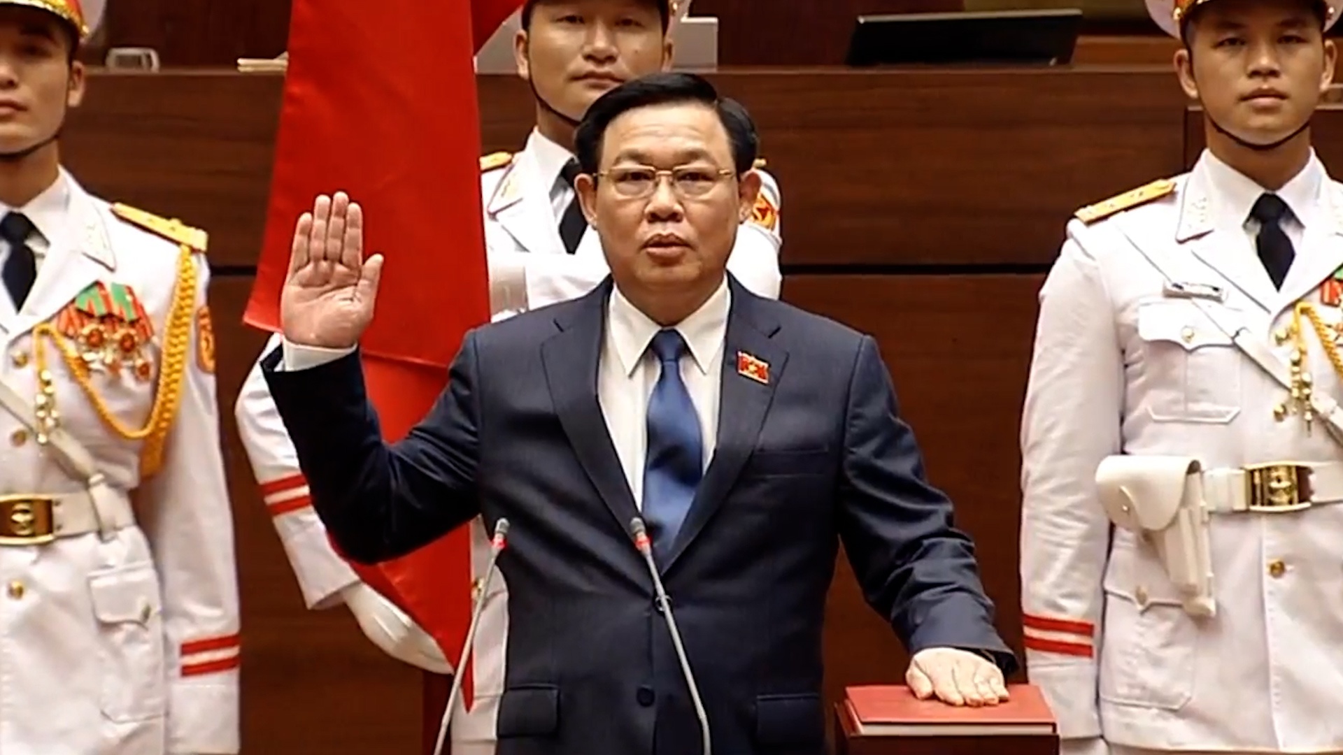 Le tuyen the cua Chu tich Quoc hoi khoa XV Vuong Dinh Hue hinh anh