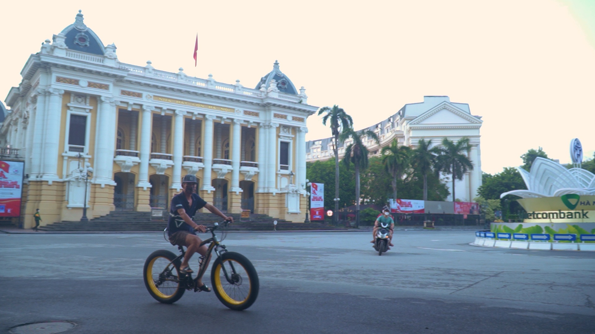 Ha Noi buoi sang cach ly xa hoi hinh anh