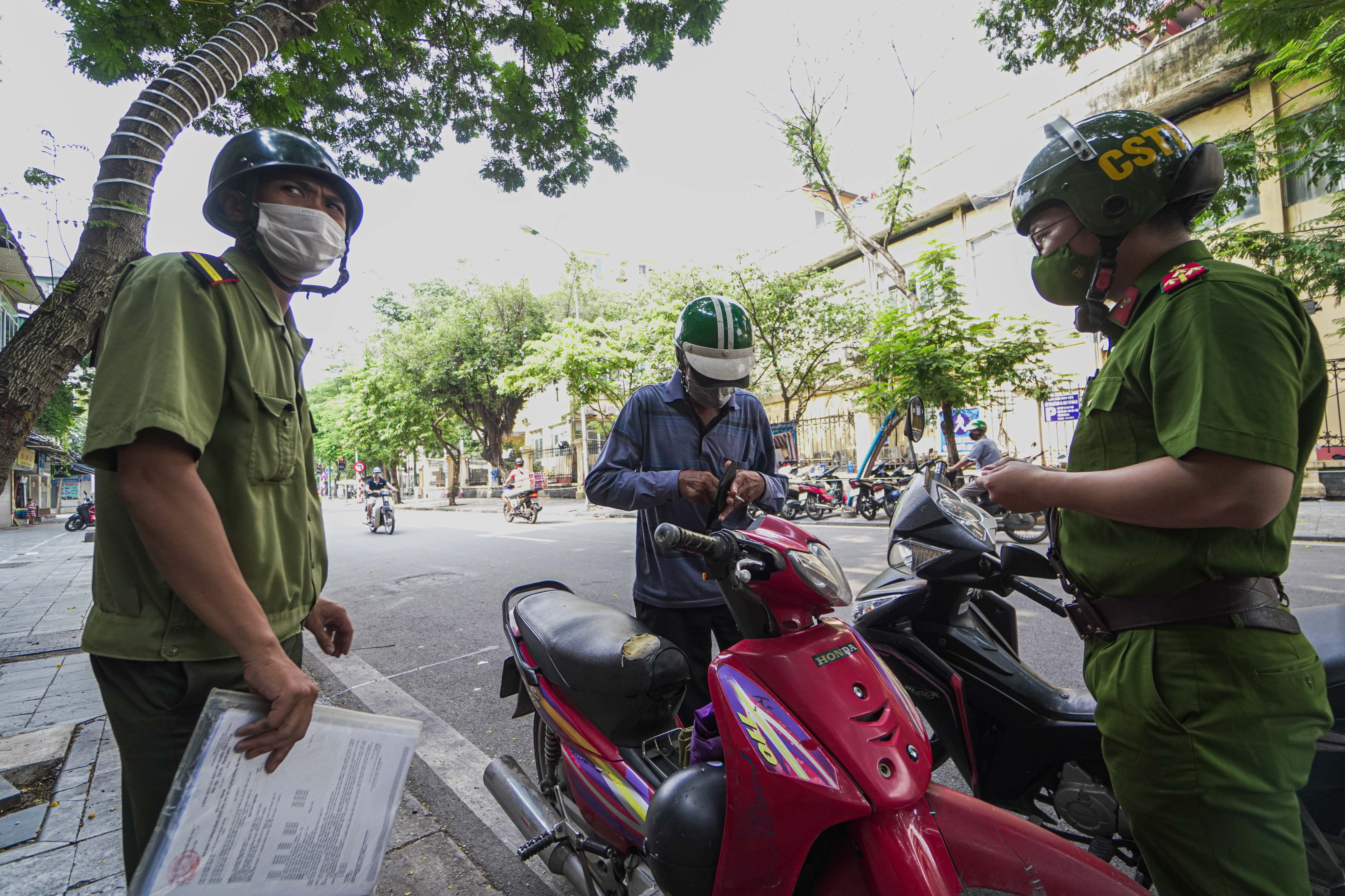 Phan tran cua nguoi bi phat 2 trieu khi ra duong hinh anh