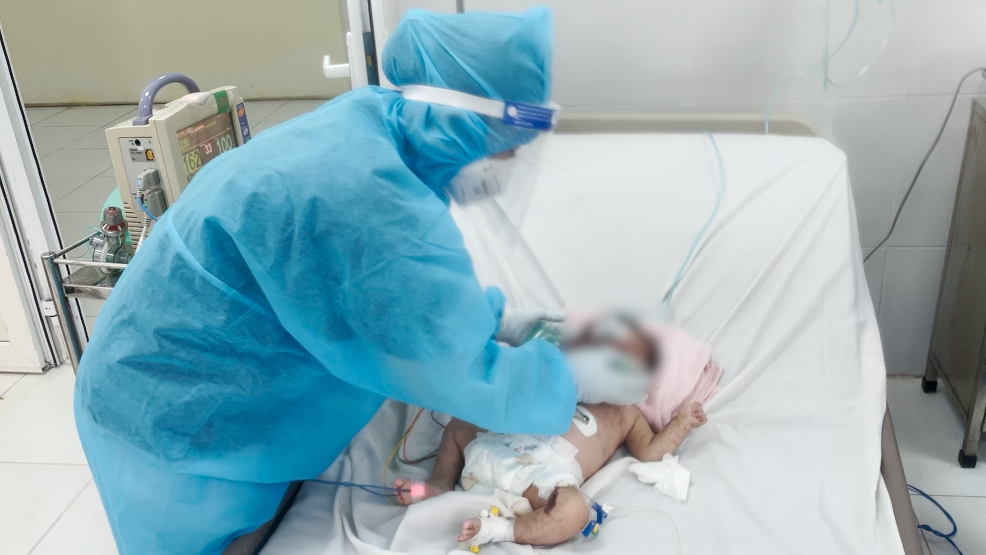 No luc gianh lai su song cho be 10 thang tuoi mac Covid-19 hinh anh