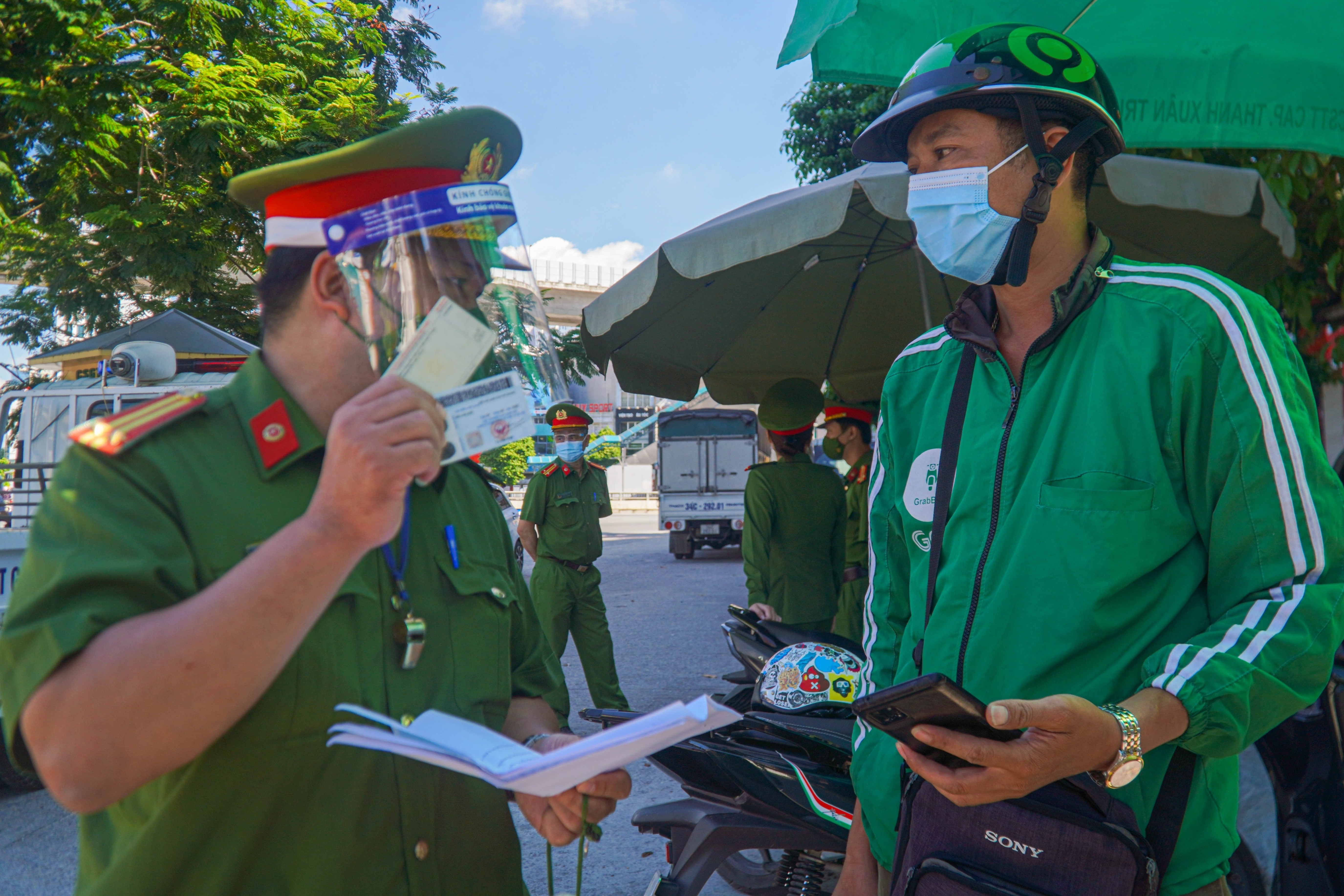 Hang chuc GrabBike bi xu phat khi giao hang o Ha Noi hinh anh