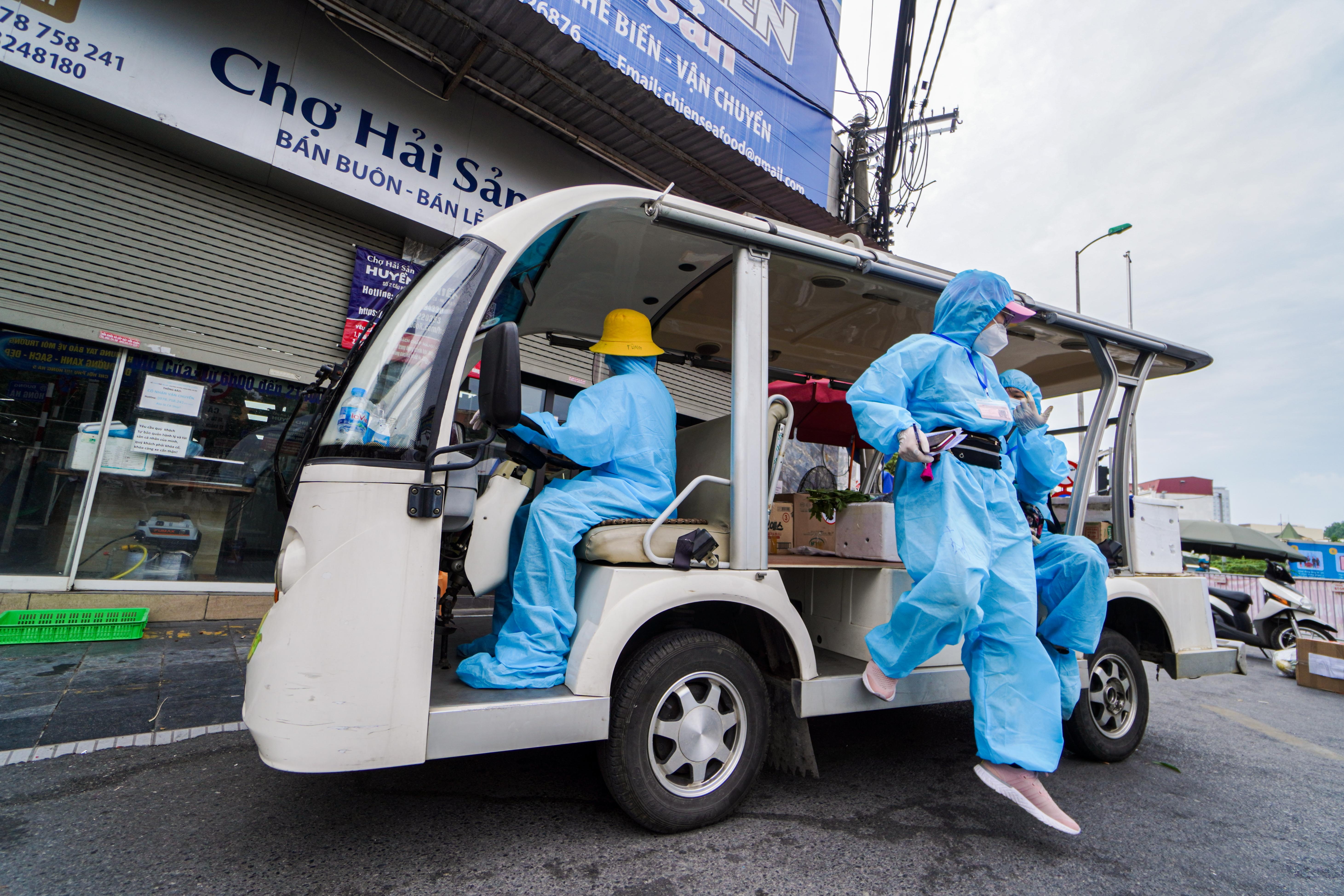 Nu sinh theo xe dien tiep te thuc pham vao khu phong toa hinh anh