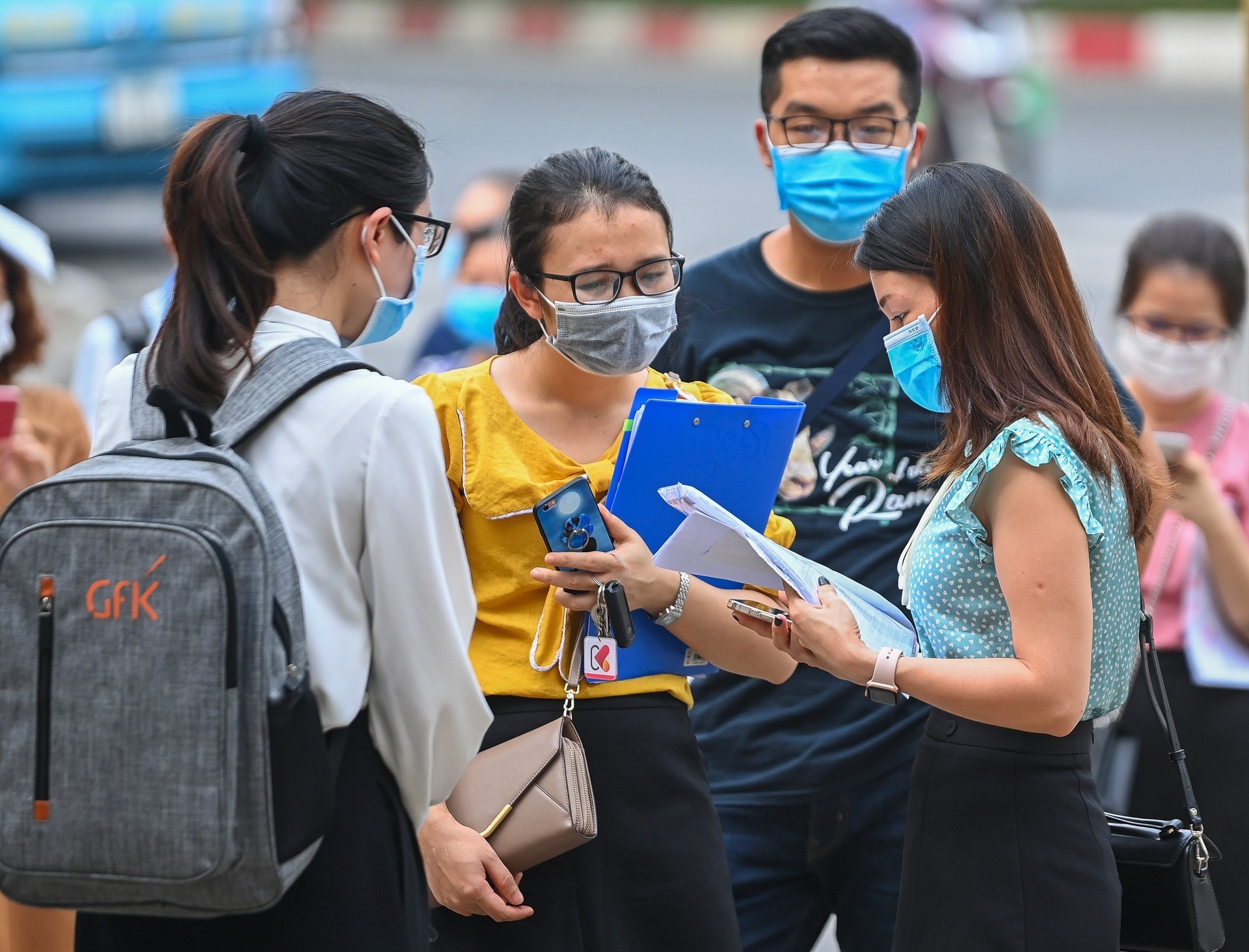 Nguoi Ha Noi xep hang xac nhan giay di duong hinh anh