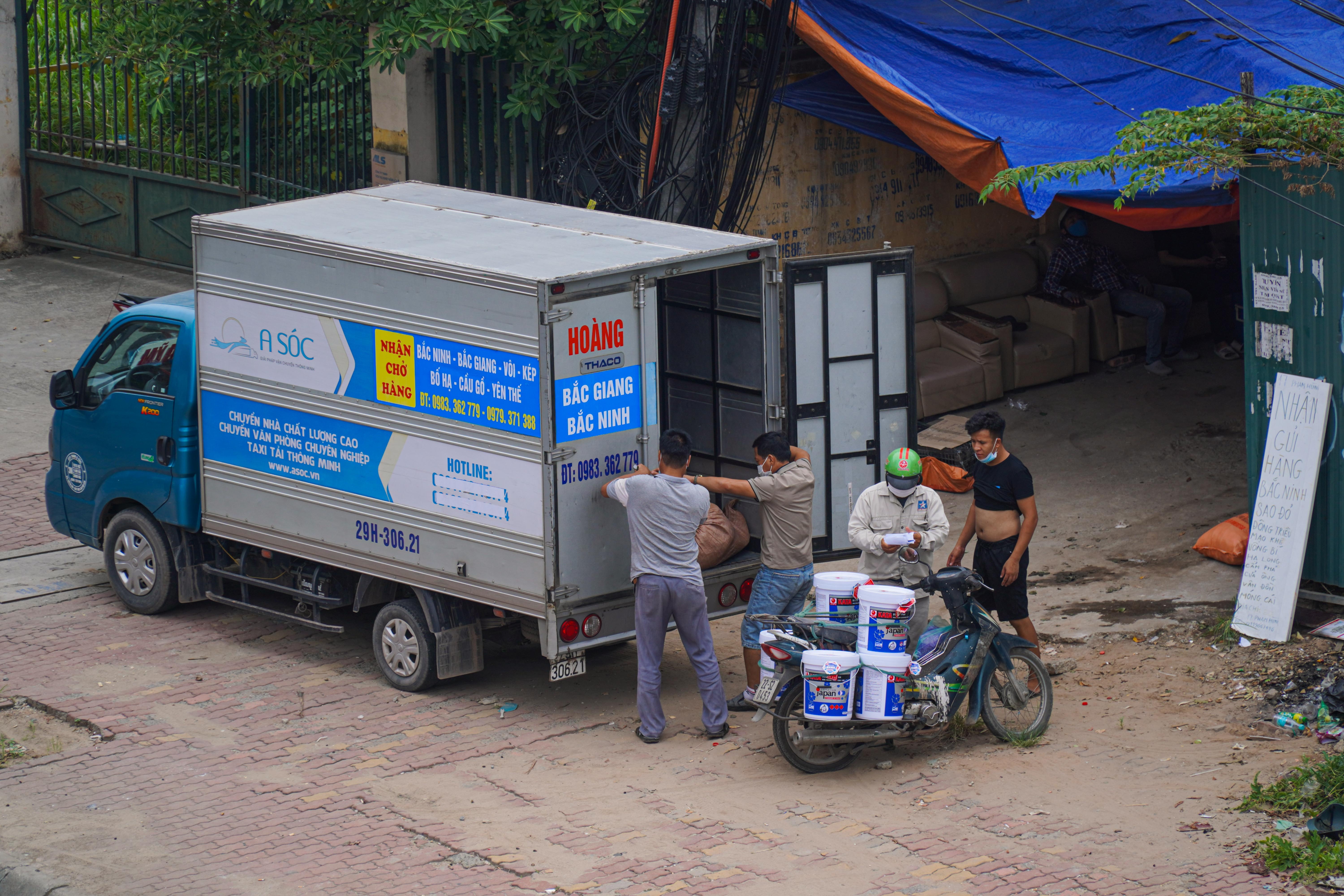 Xe tai nup trong bui cay, gom hang lien tinh hinh anh