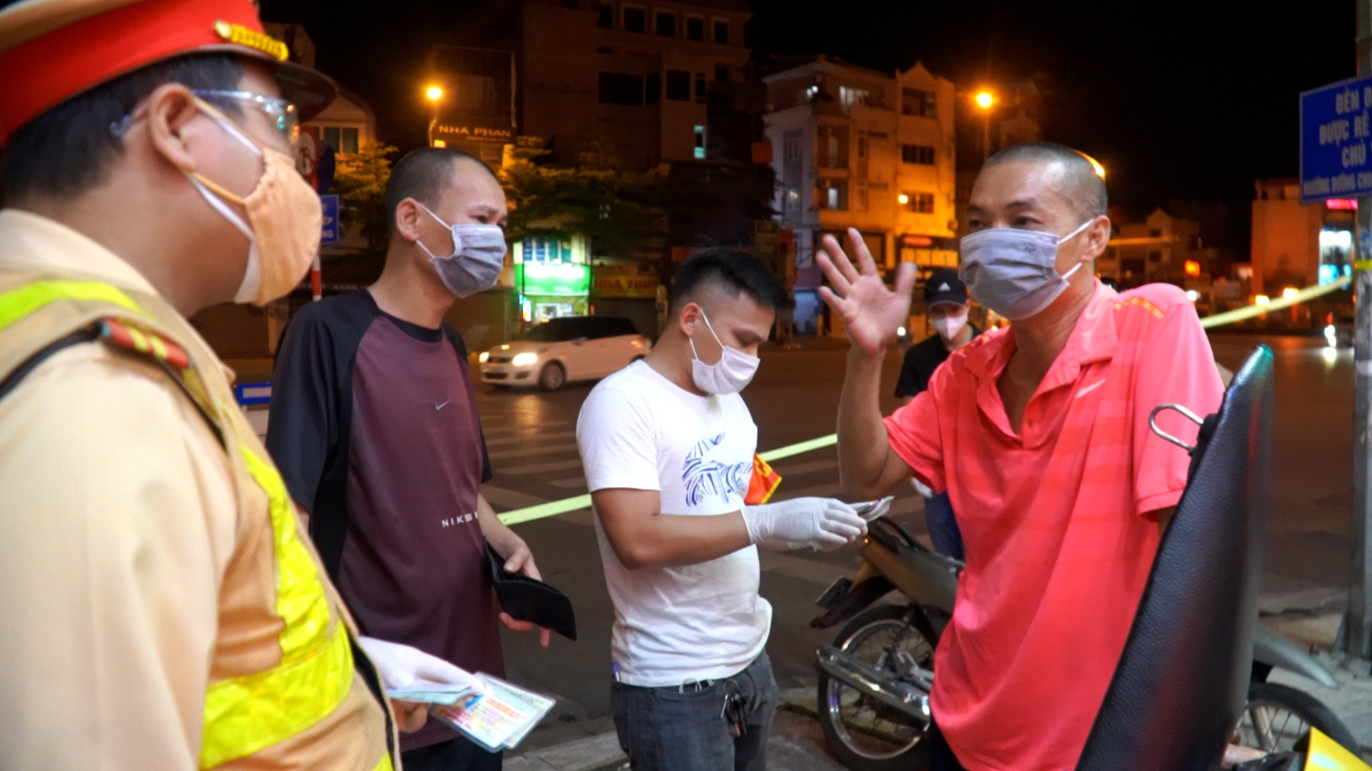 Gia cam diec de tranh bi phat vi ra duong khong ly do hinh anh