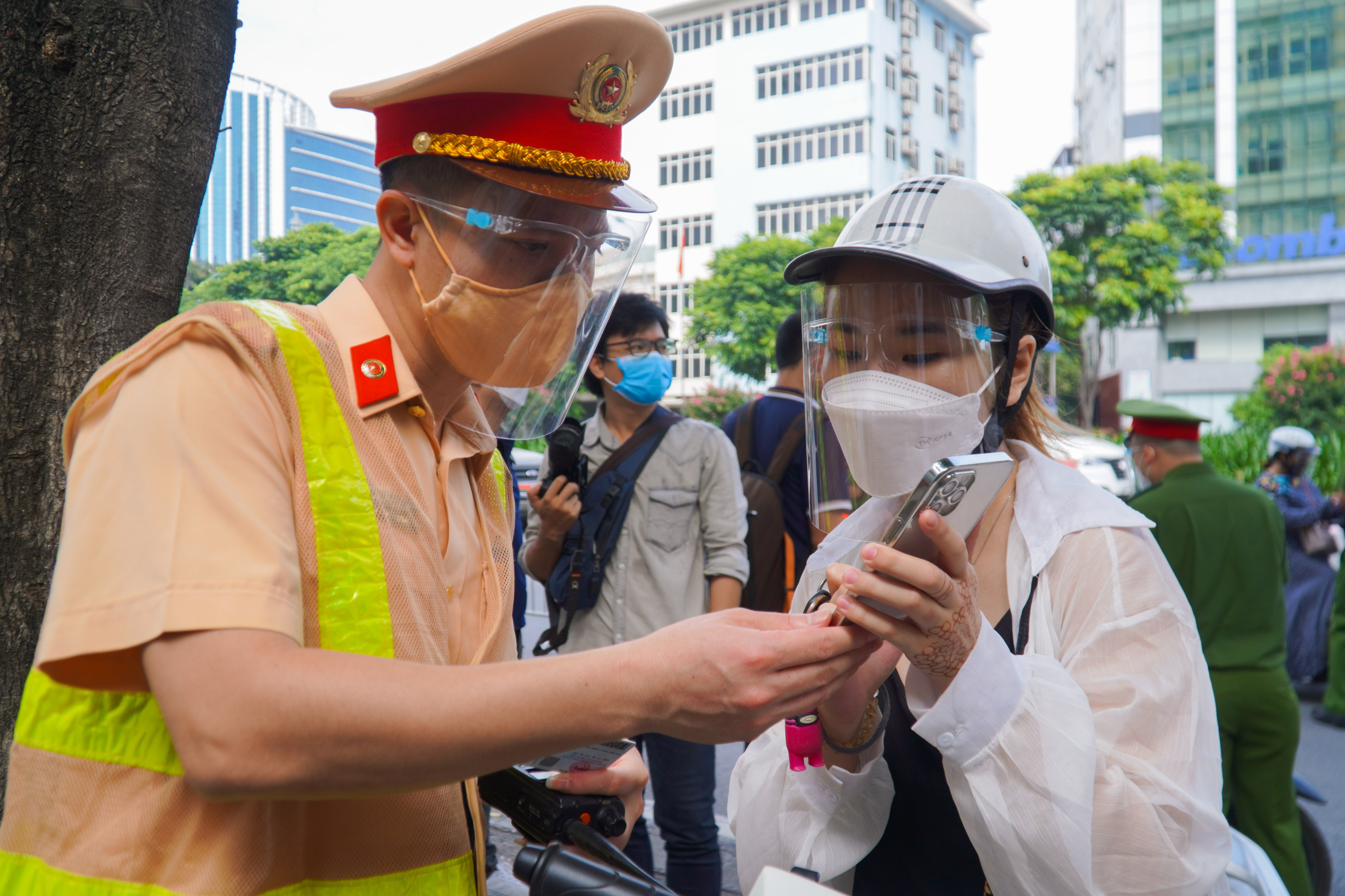 Muon van ly do khi bi kiem tra giay di duong hinh anh