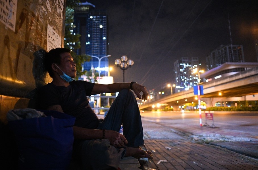 Lao dong ngheo mat viec, chui gam cau tron dich Covid-19 o Ha Noi hinh anh