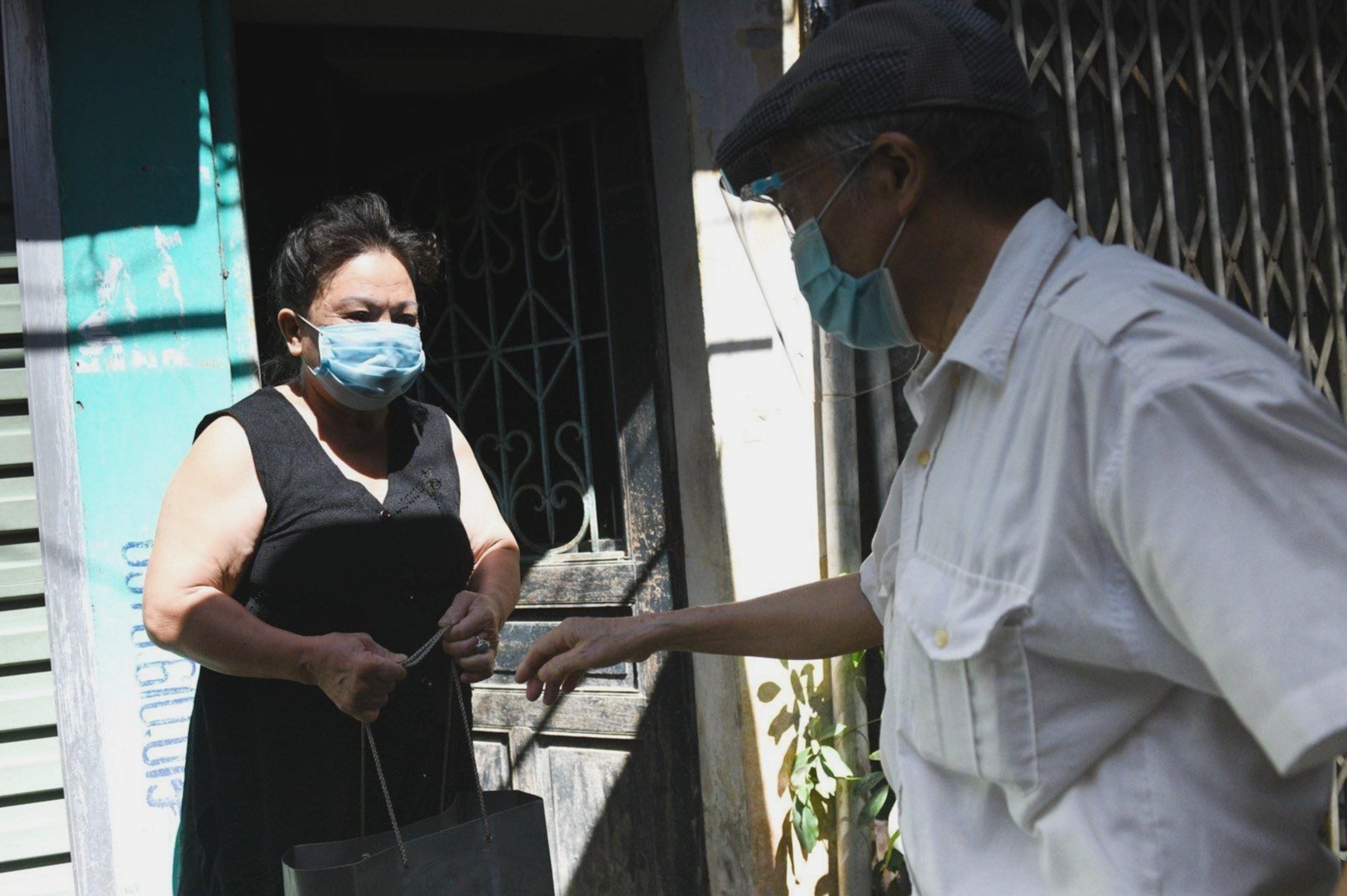 Toi tan nha tang qua ho tro cho doi vo chong 81 tuoi hinh anh