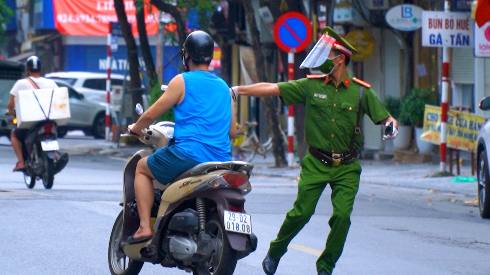 Nhieu tai xe ro ga bo chay khi gap chot kiem soat Covid-19 hinh anh