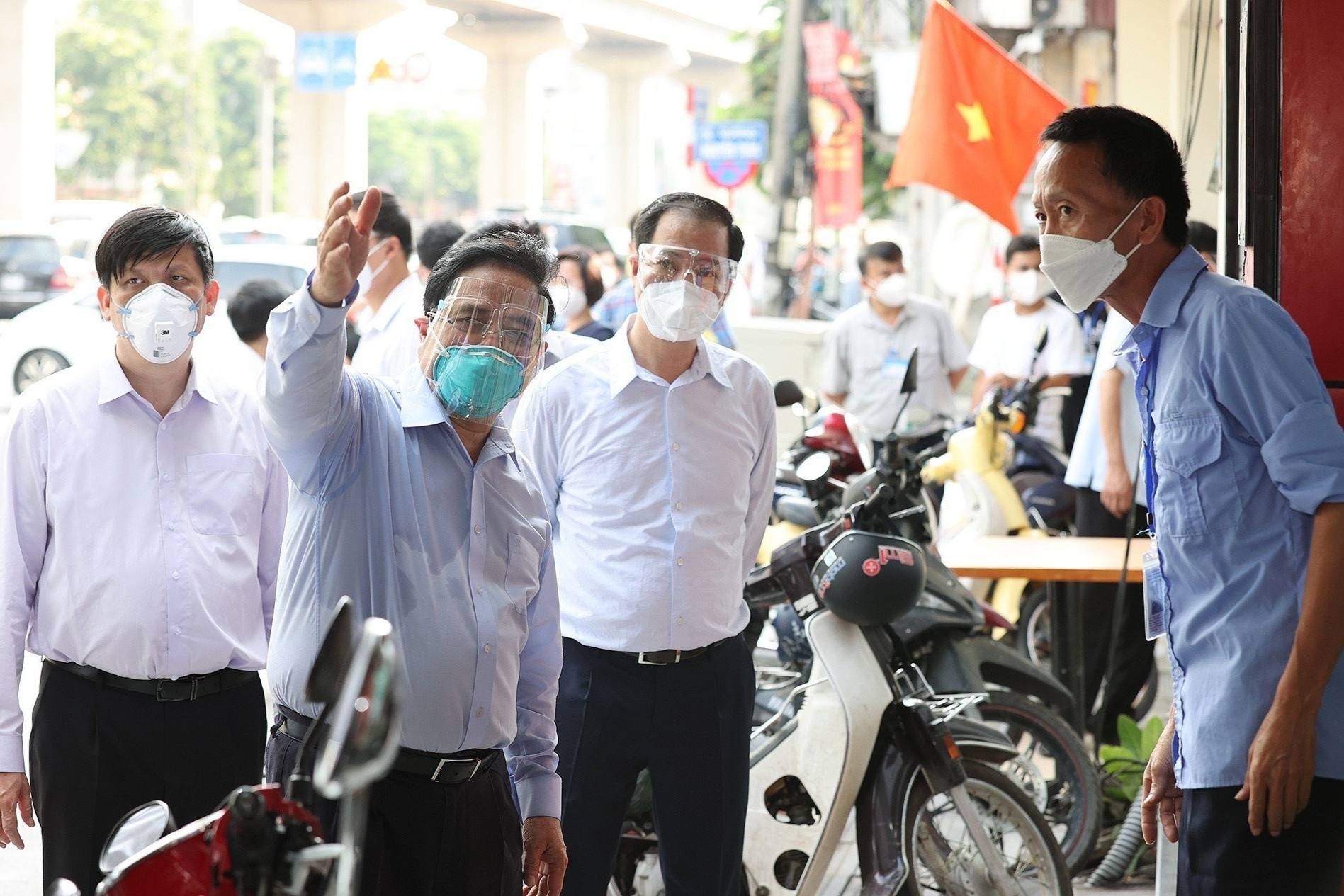 Thu tuong kiem tra dot xuat diem nong Covid-19 o Ha Noi hinh anh