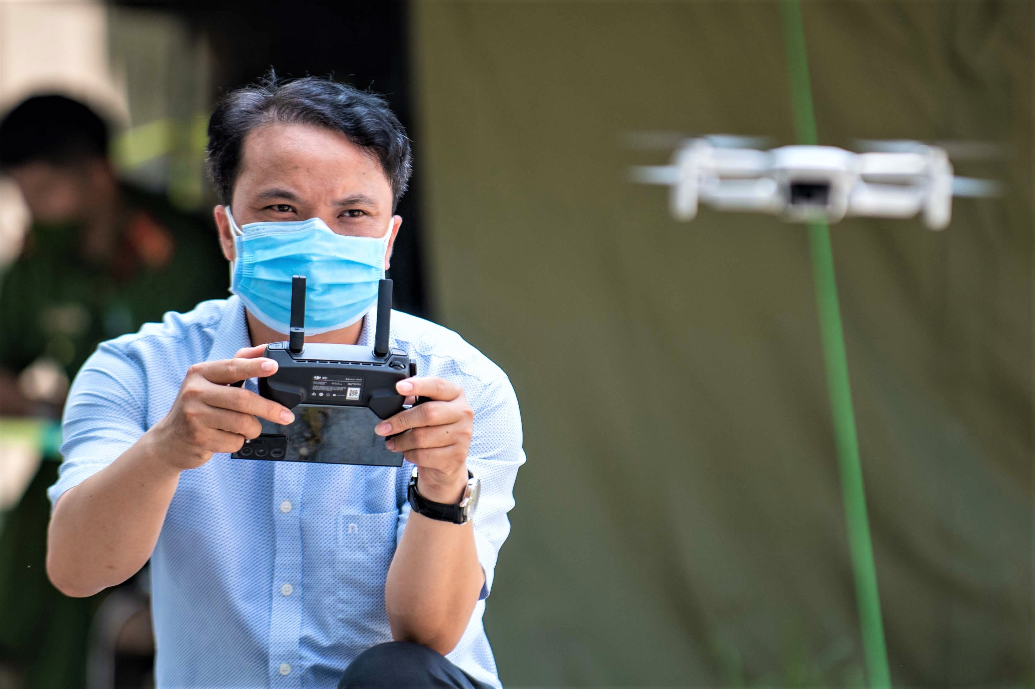 Giam sat khu phong toa bang flycam hinh anh