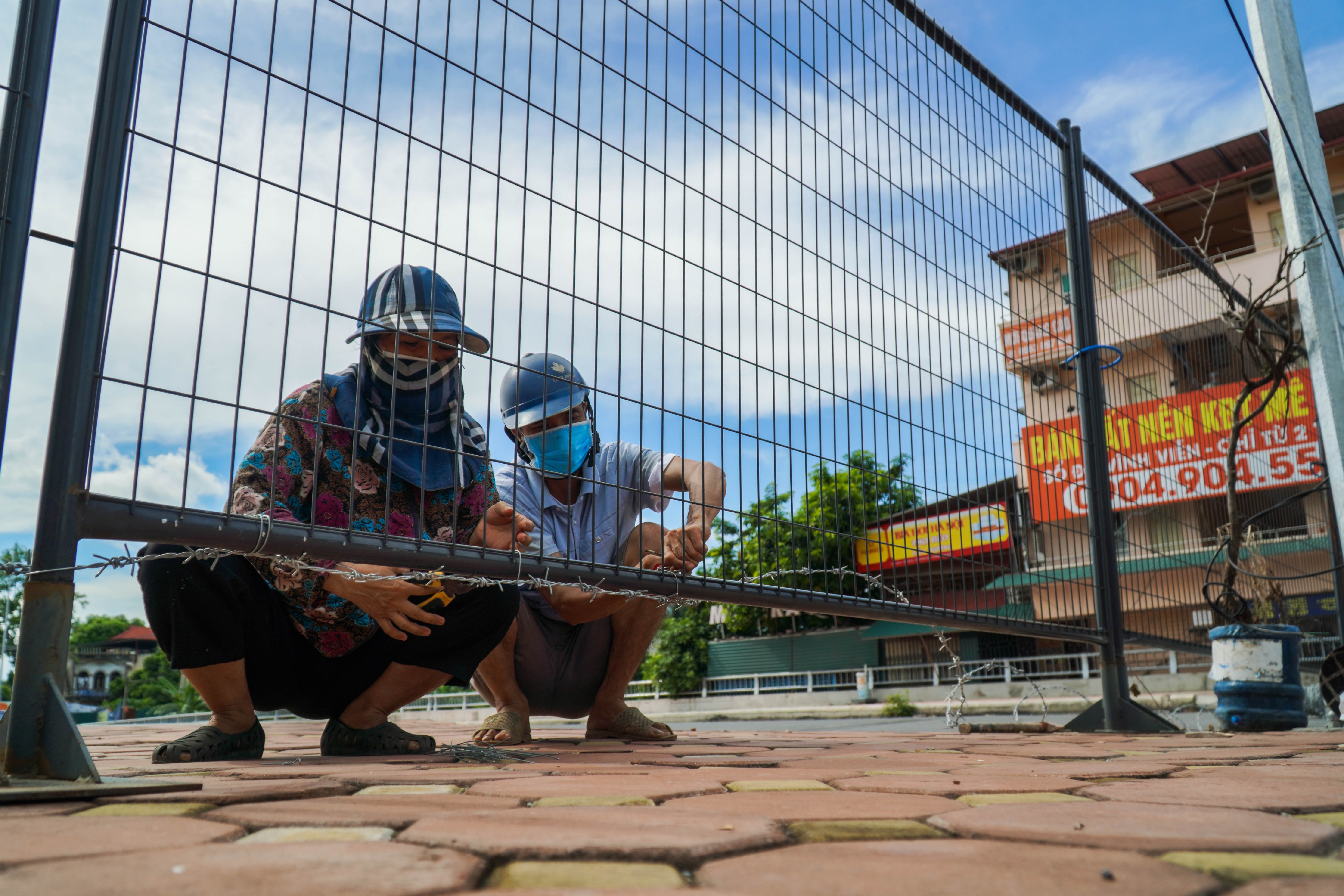 Ha Noi dung hang rao va day thep gai giua cac phan vung hinh anh