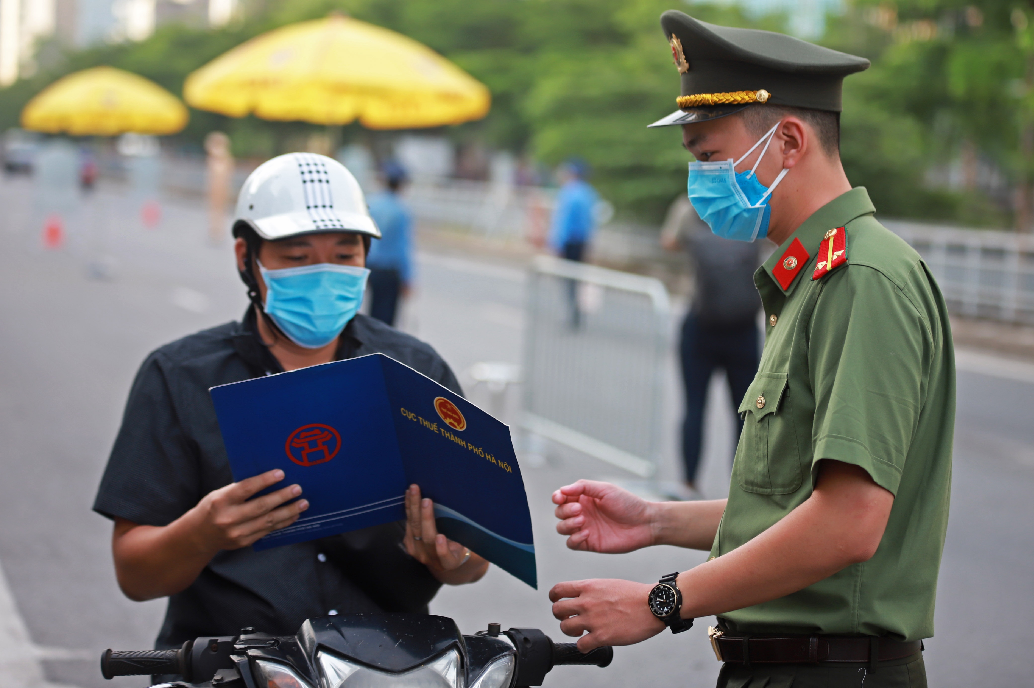 Nhieu nguoi con lung tung trong viec de nghi cap giay di duong moi hinh anh