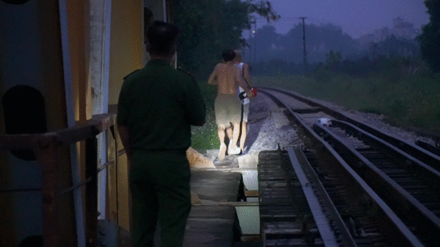 Nguoi Ha Noi tap the duc tren duong tau bat chap lenh cam hinh anh