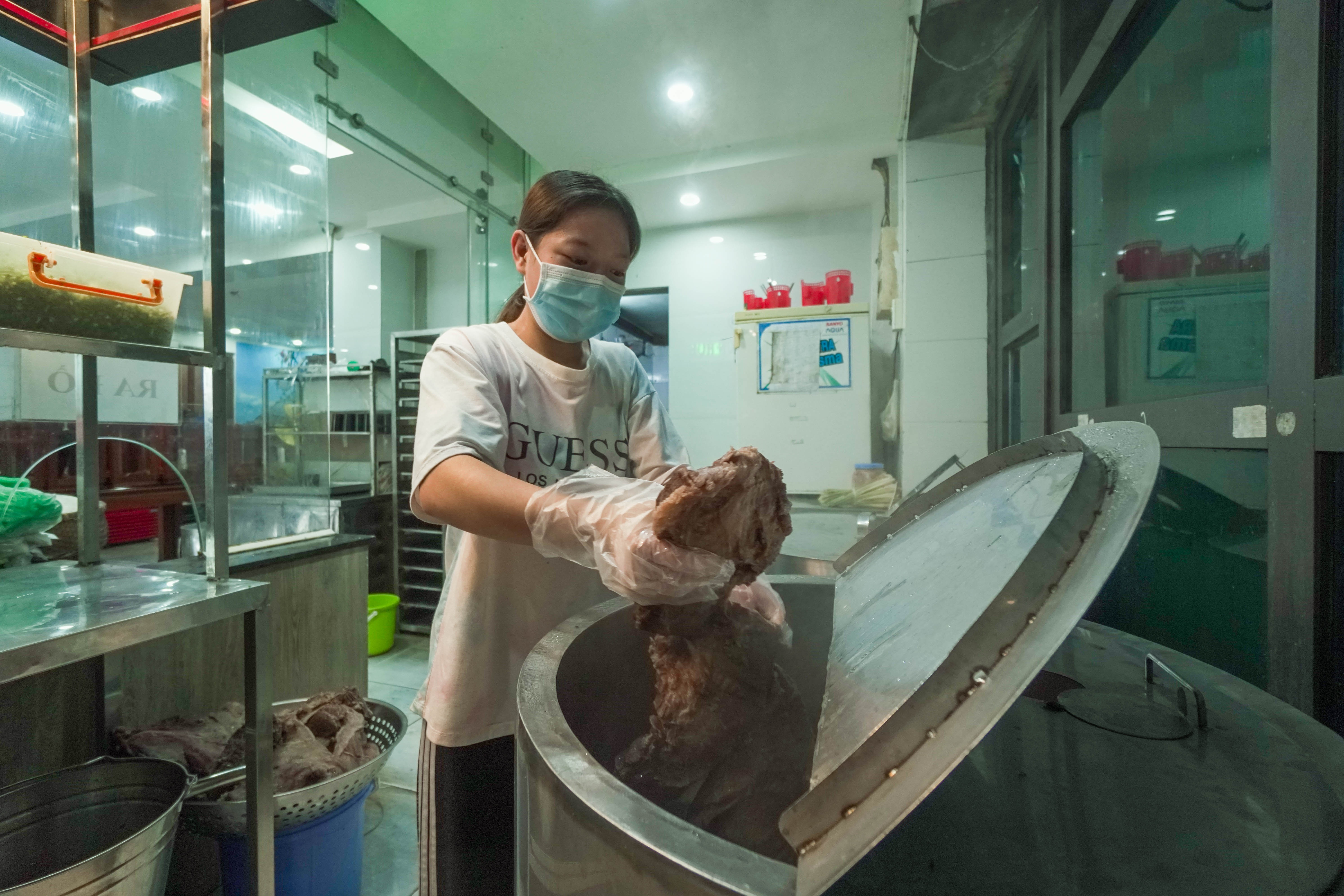 Hang an o Ha Noi ban cam chung trong ngay dau mo lai hinh anh