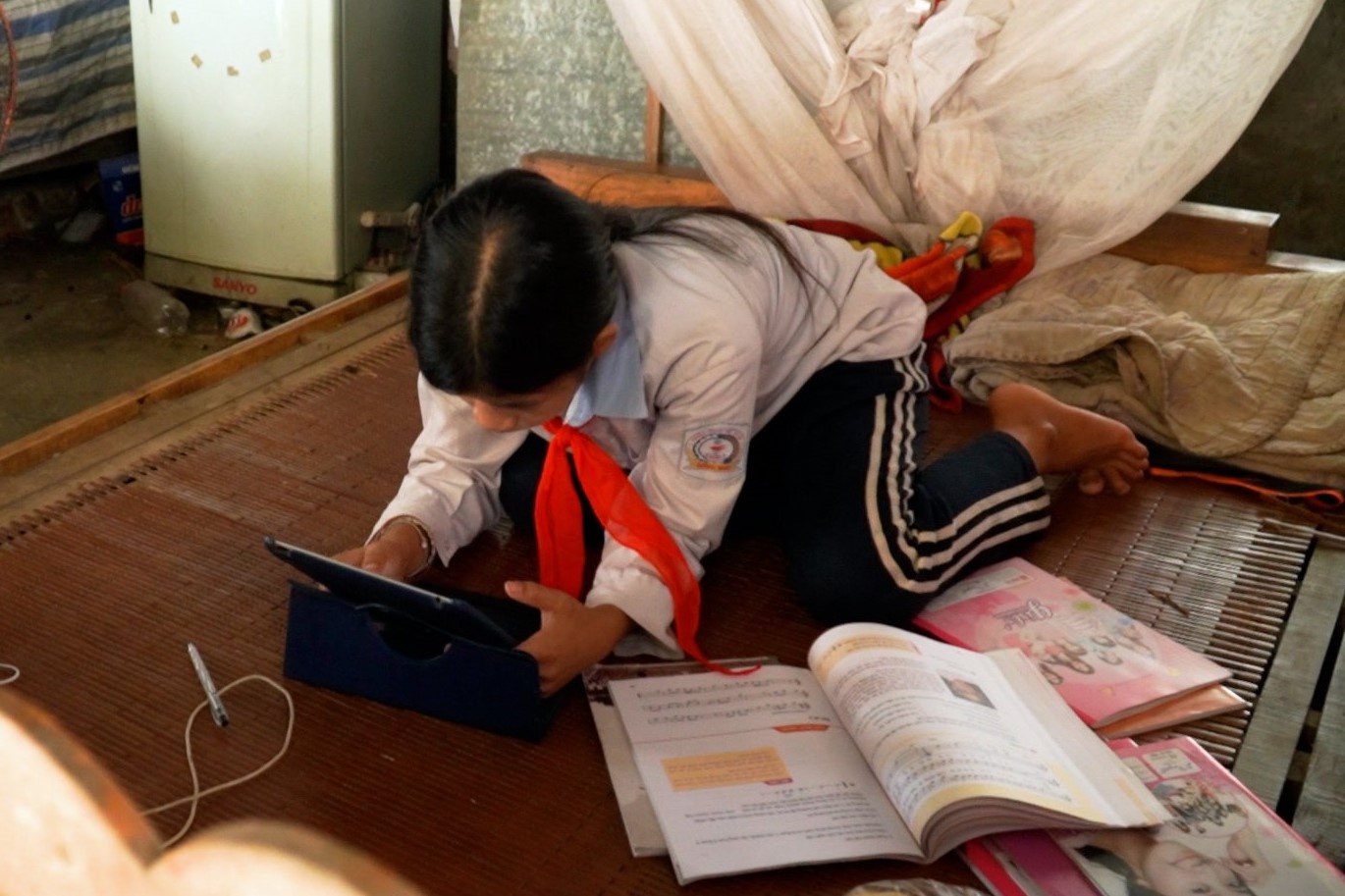 Me bat khoc vi nha 4 con nhung chi co 1 thiet bi de hoc online hinh anh