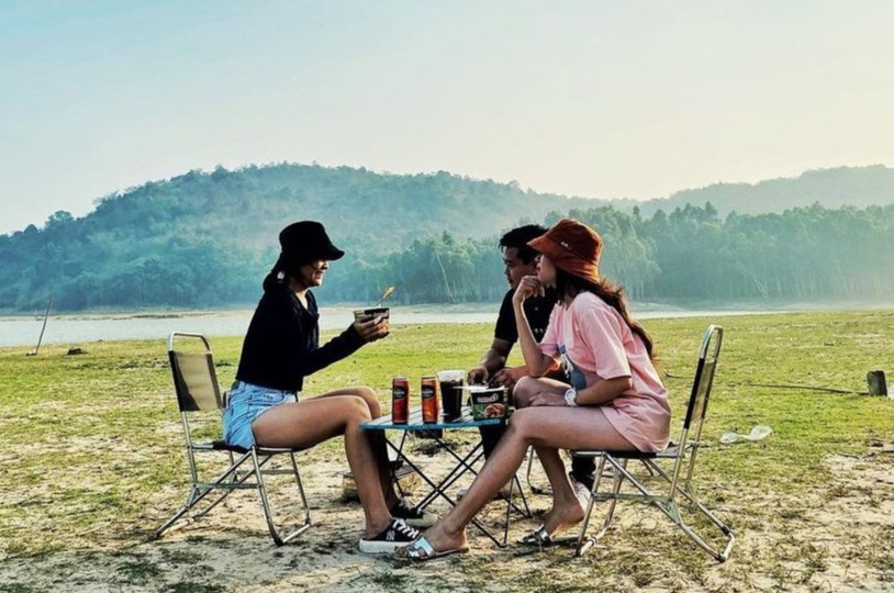 Ru nhau di cam trai cuoi tuan sau thoi gian gian cach hinh anh