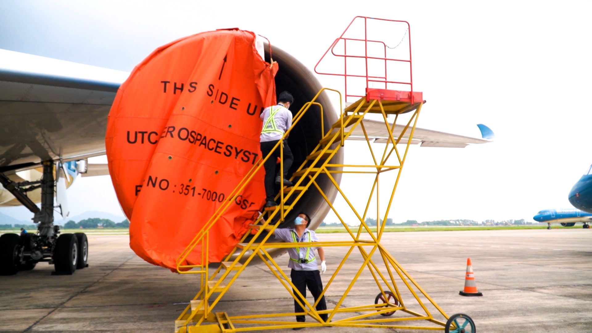 Go bat che dong co, may bay san sang cat canh hinh anh