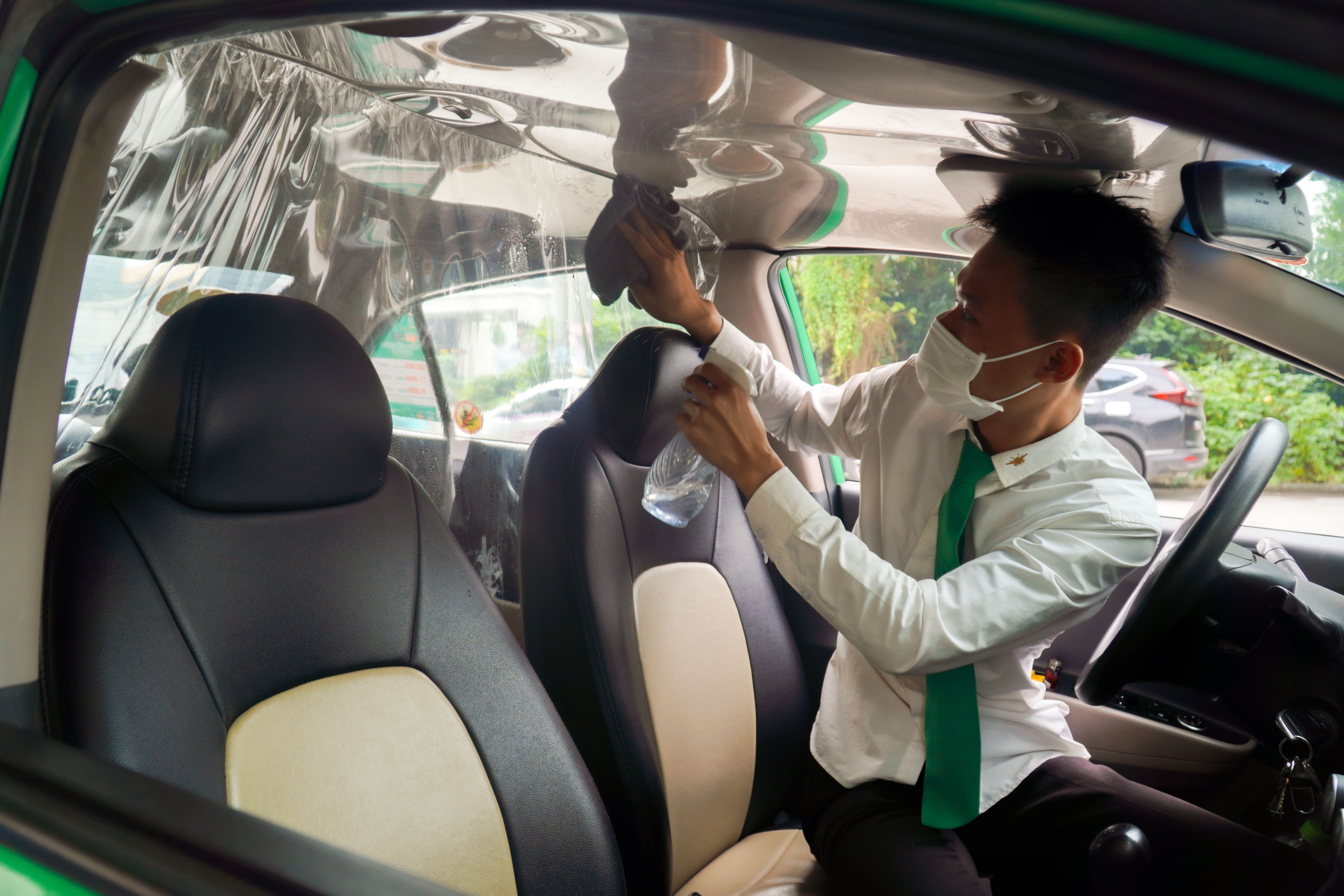 Tai xe taxi lap vach ngan, binh sat khuan don khach hinh anh