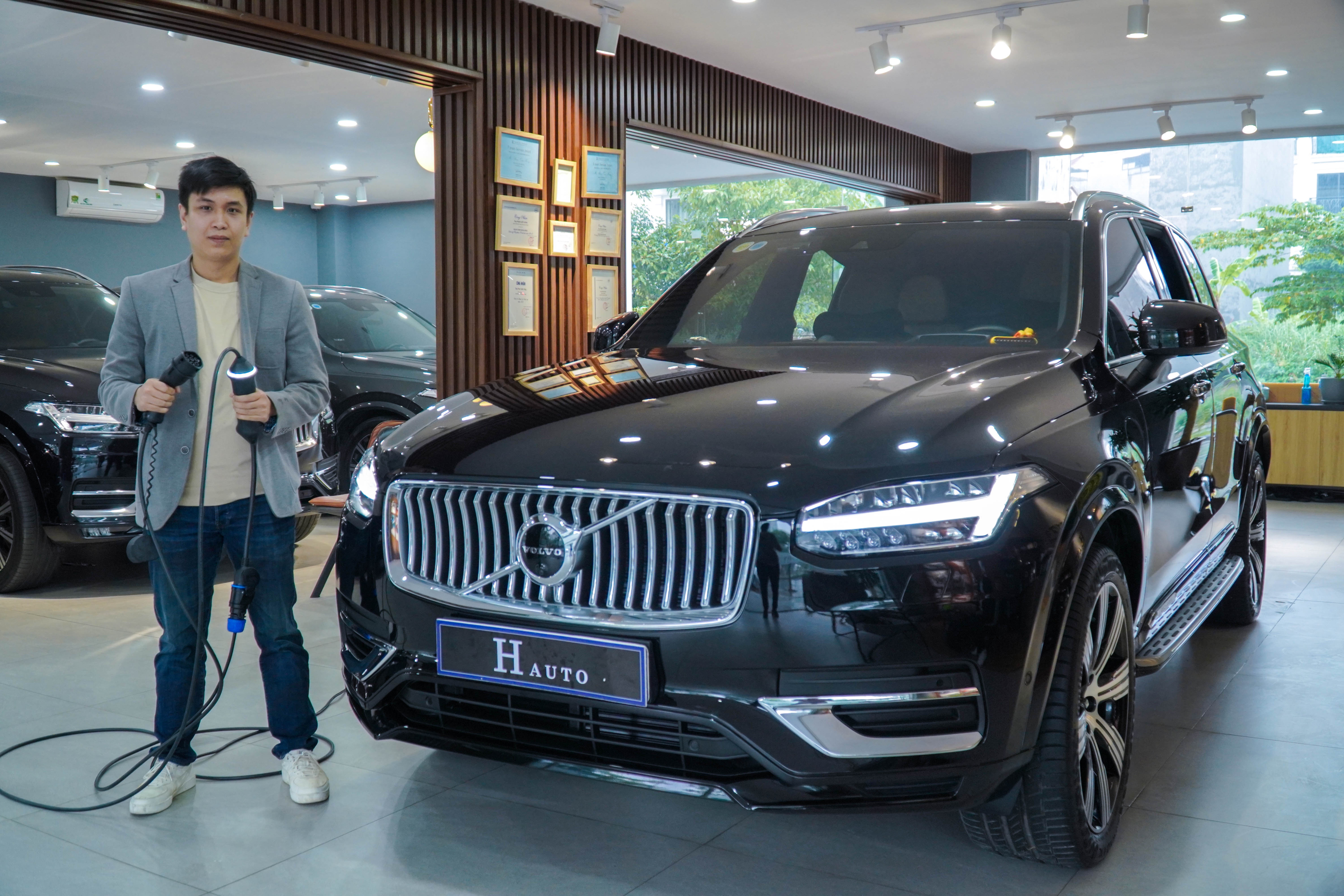 Tim hieu cach sac xe dien plug-in hybrid tai nha hinh anh