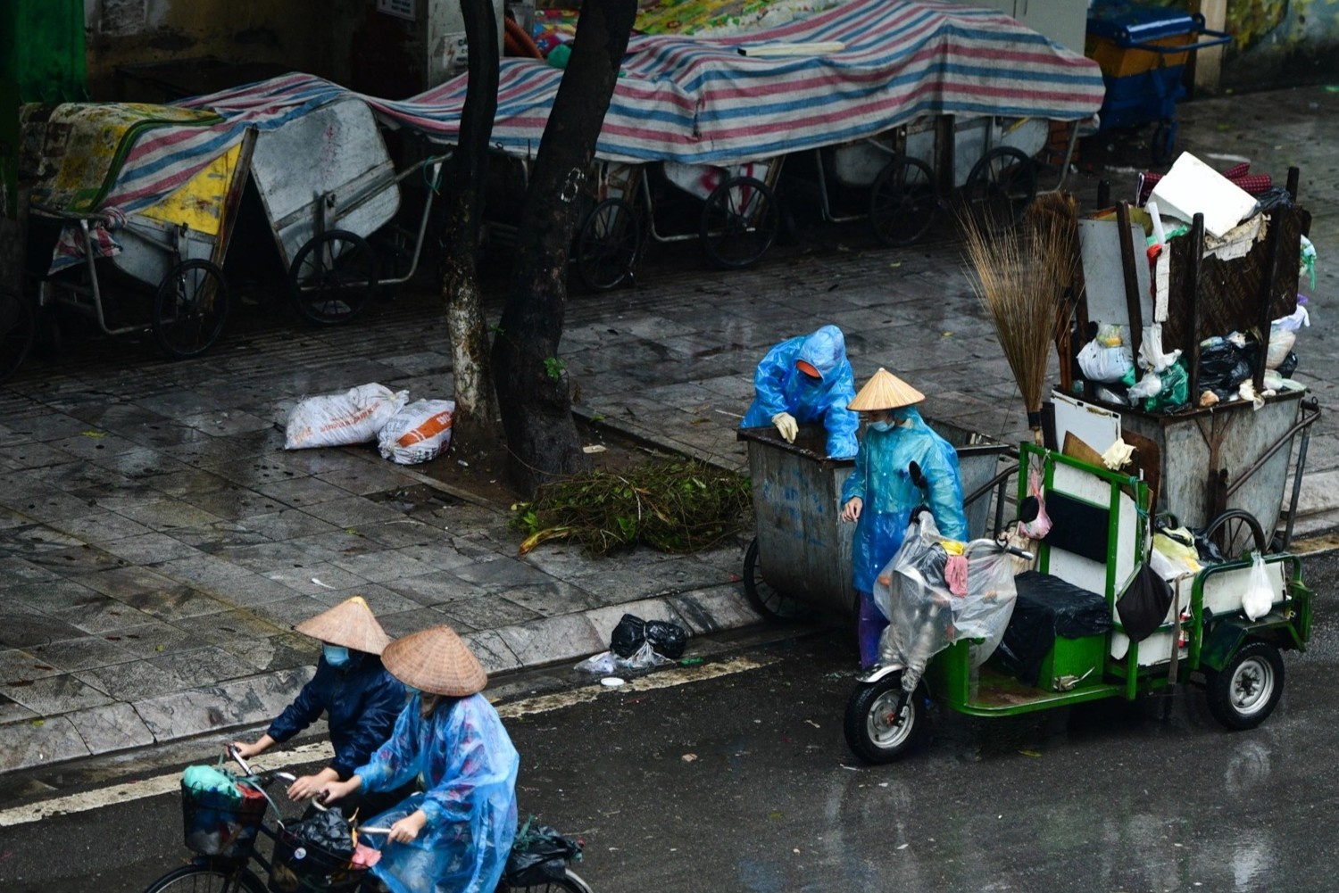 Phu bat che rac thai un u o Ha Noi hinh anh