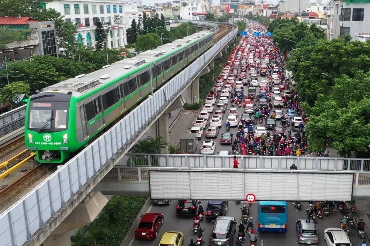 Khach di tau dien Cat Linh: Soc khi nhin canh tac duong duoi dat hinh anh