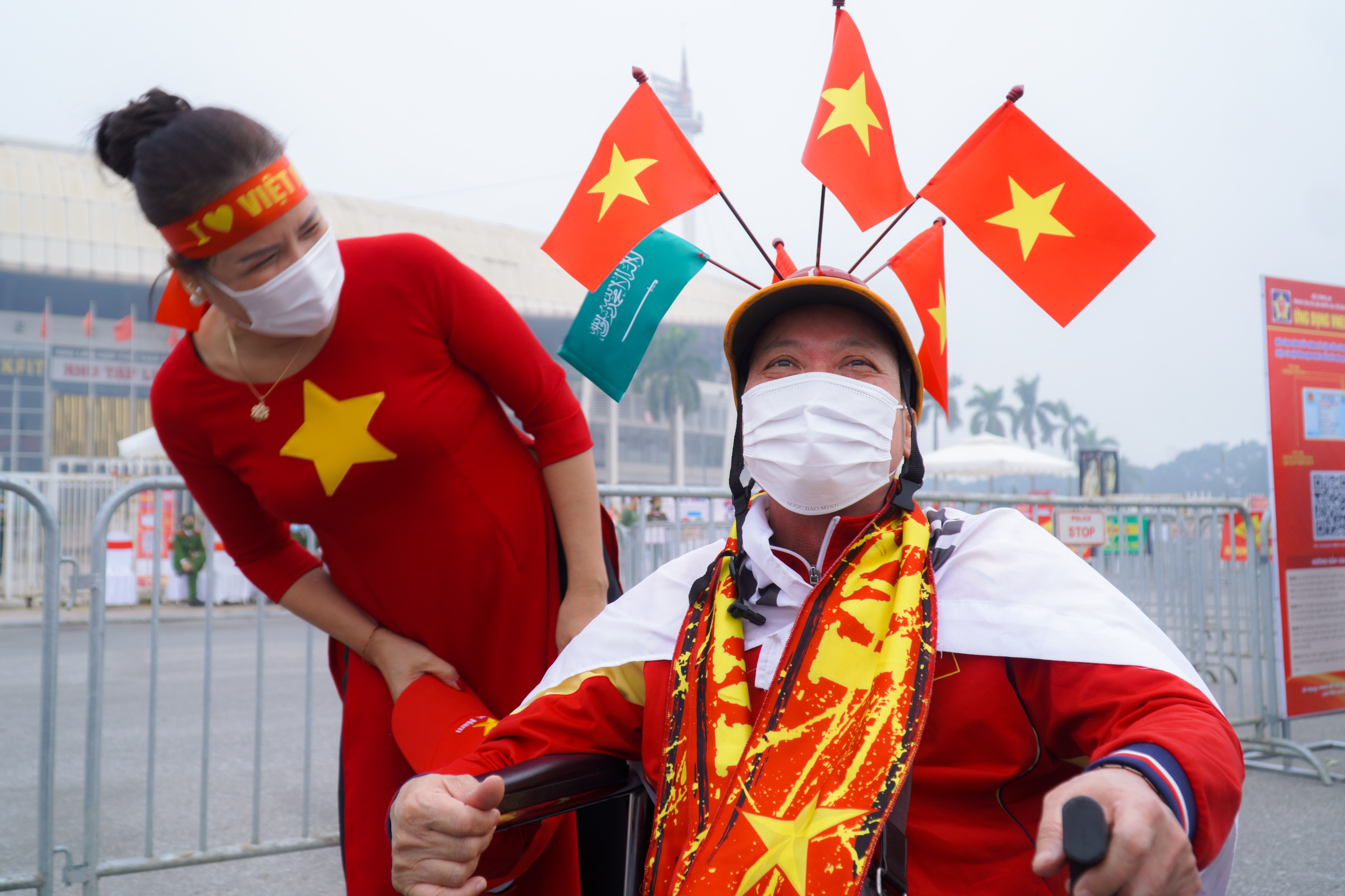 Ngoi xe lan vao san co vu tuyen Viet Nam hinh anh