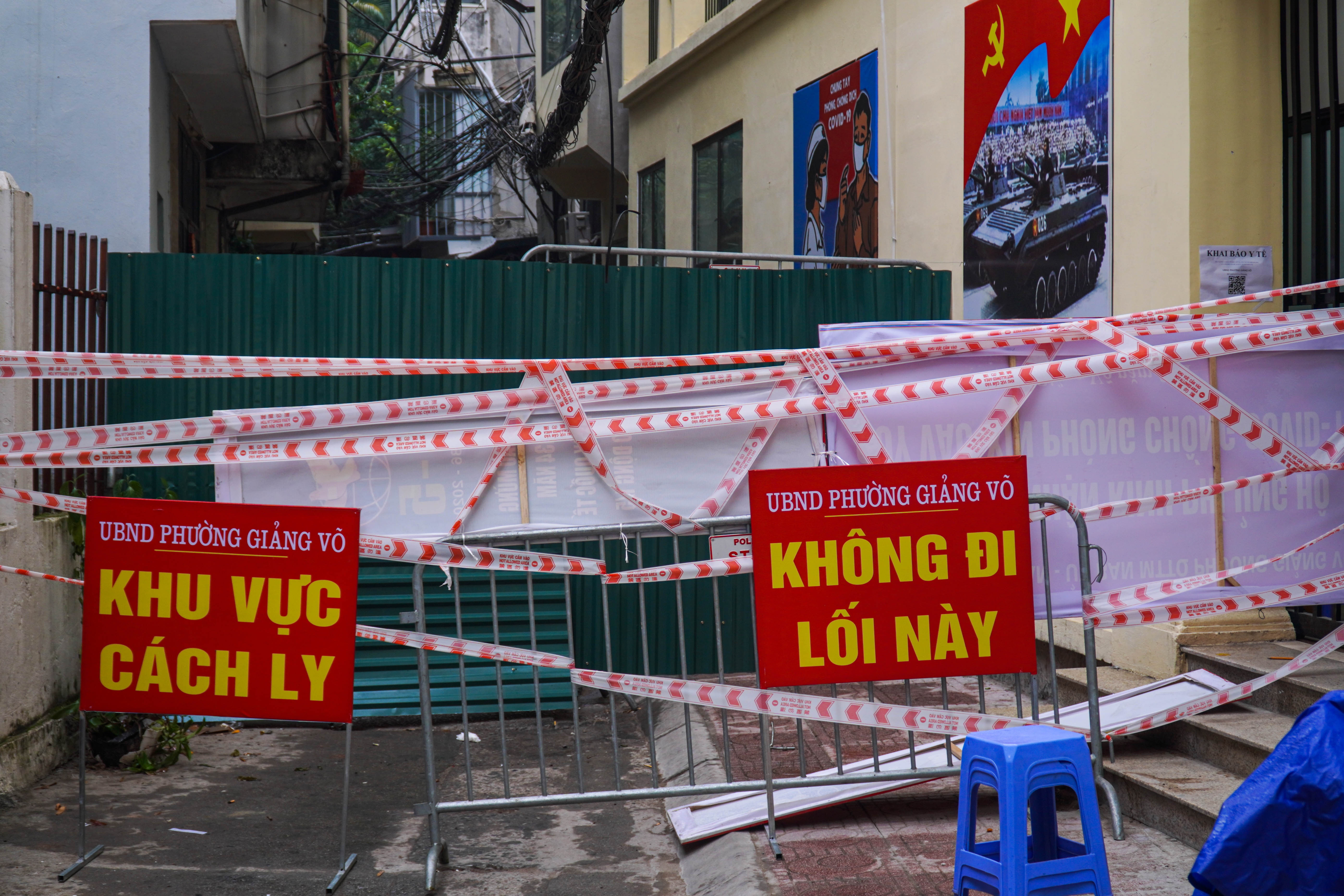 Lap rao cao 2 m truoc tru so uy ban phuong de phong dich hinh anh