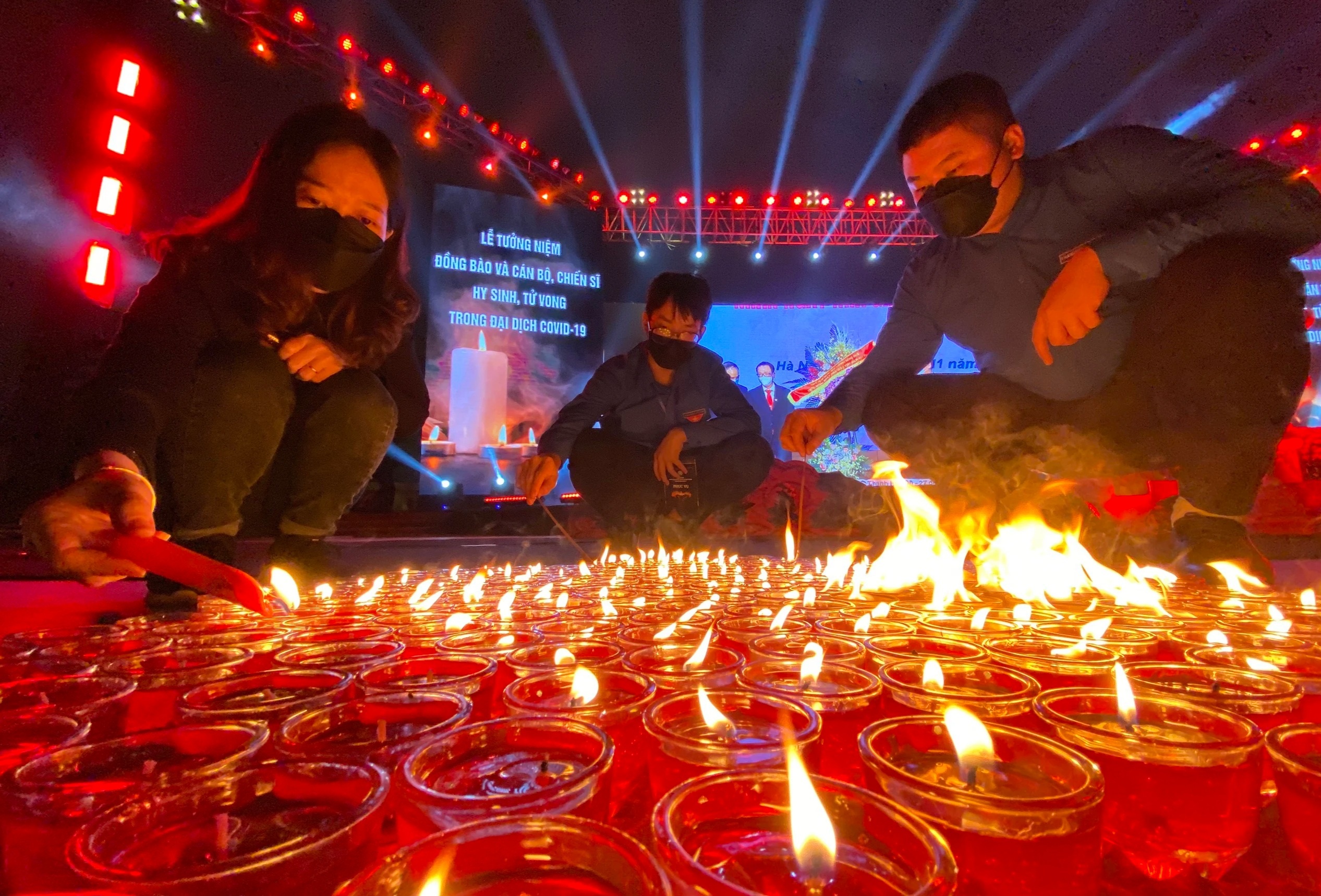 Nguoi Ha Noi thap huong tuong niem nguoi mat vi Covid-19 hinh anh