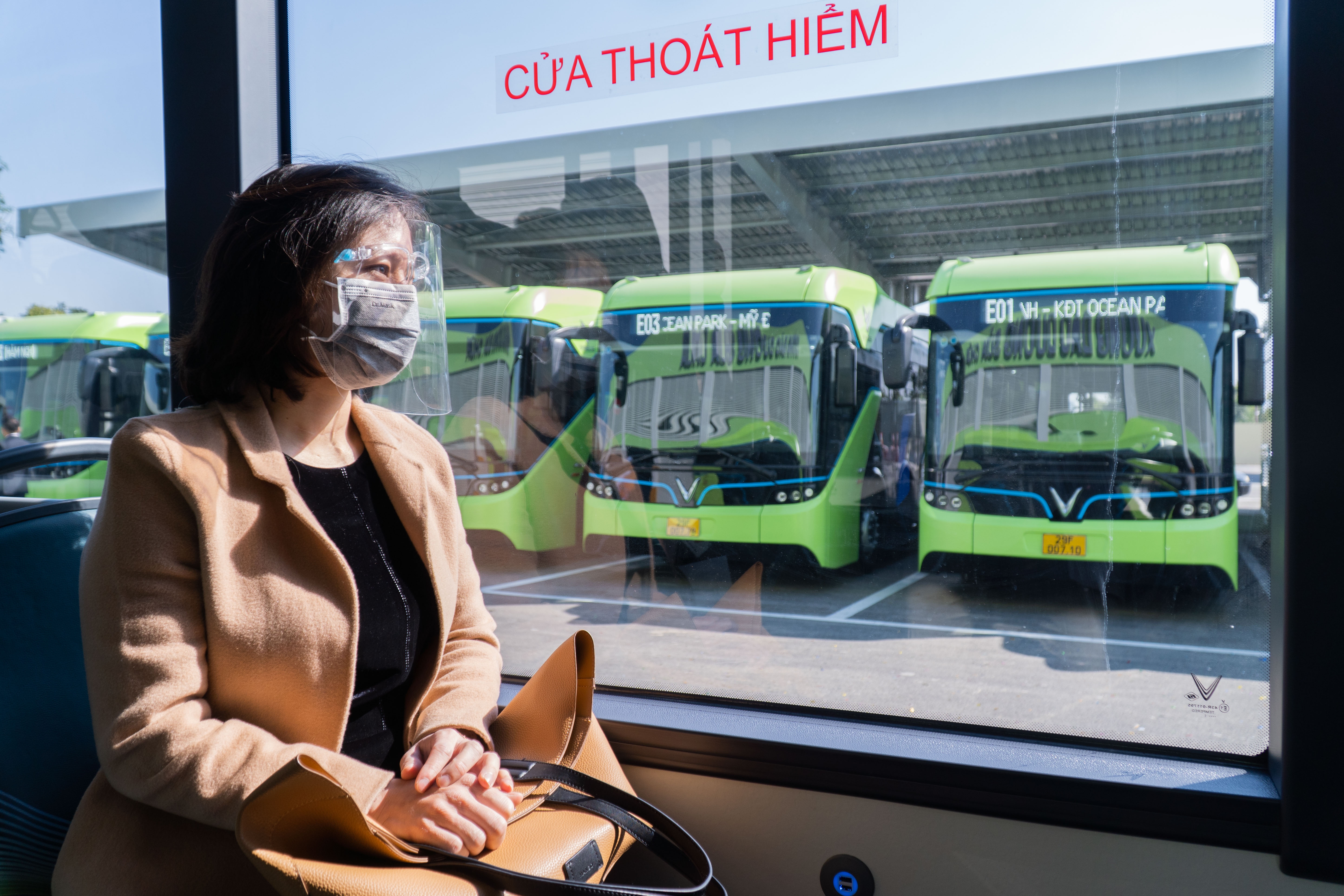 Lan dau trai nghiem xe buyt dien o Ha Noi hinh anh