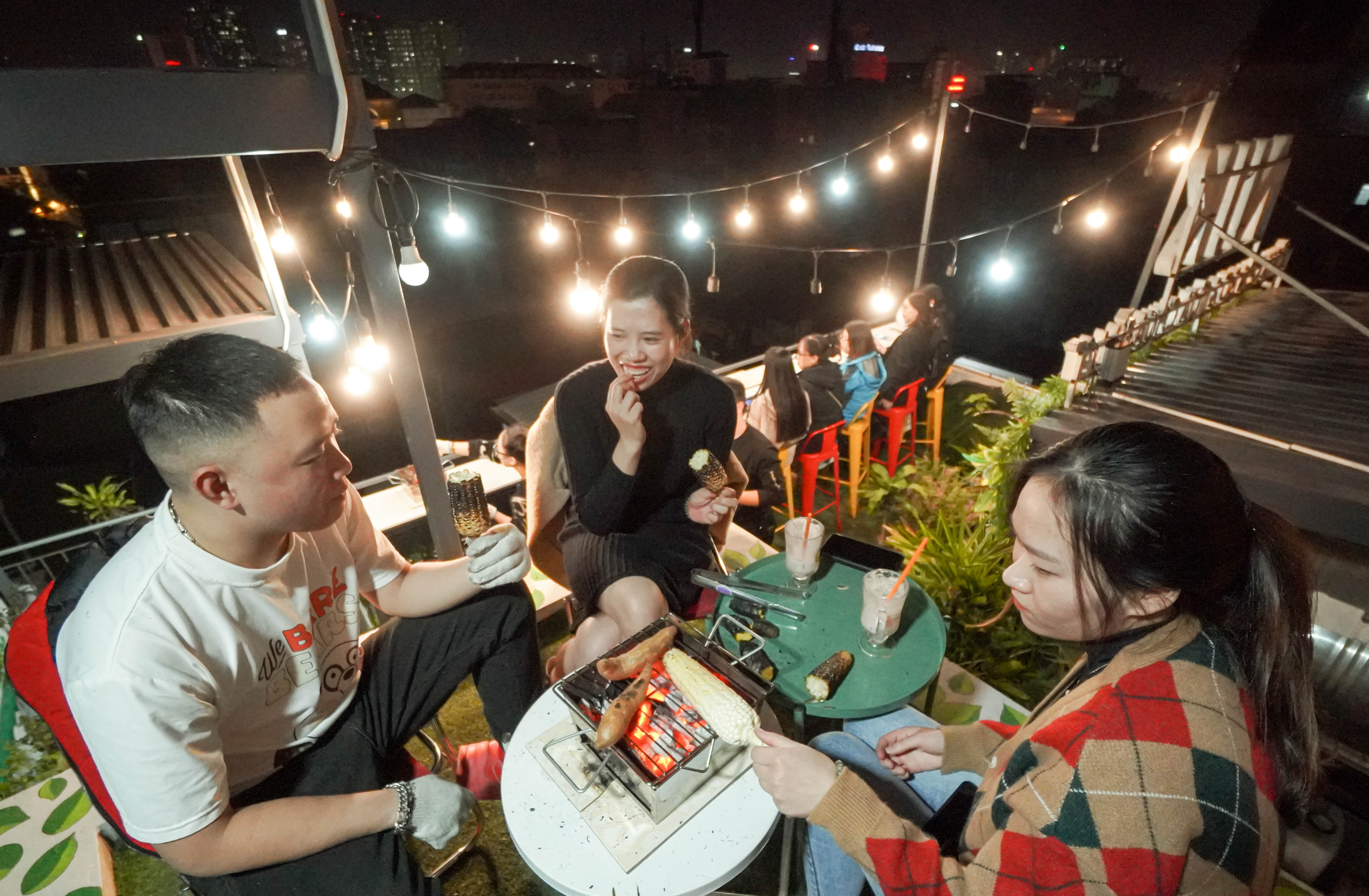 Ca phe rooftop de khach tu nuong ngo, khoai tai ban hinh anh