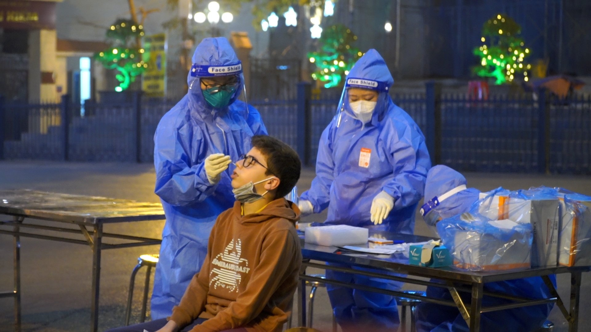 Giao dan duoc xet nghiem nCoV truoc khi vao nha tho du le hinh anh