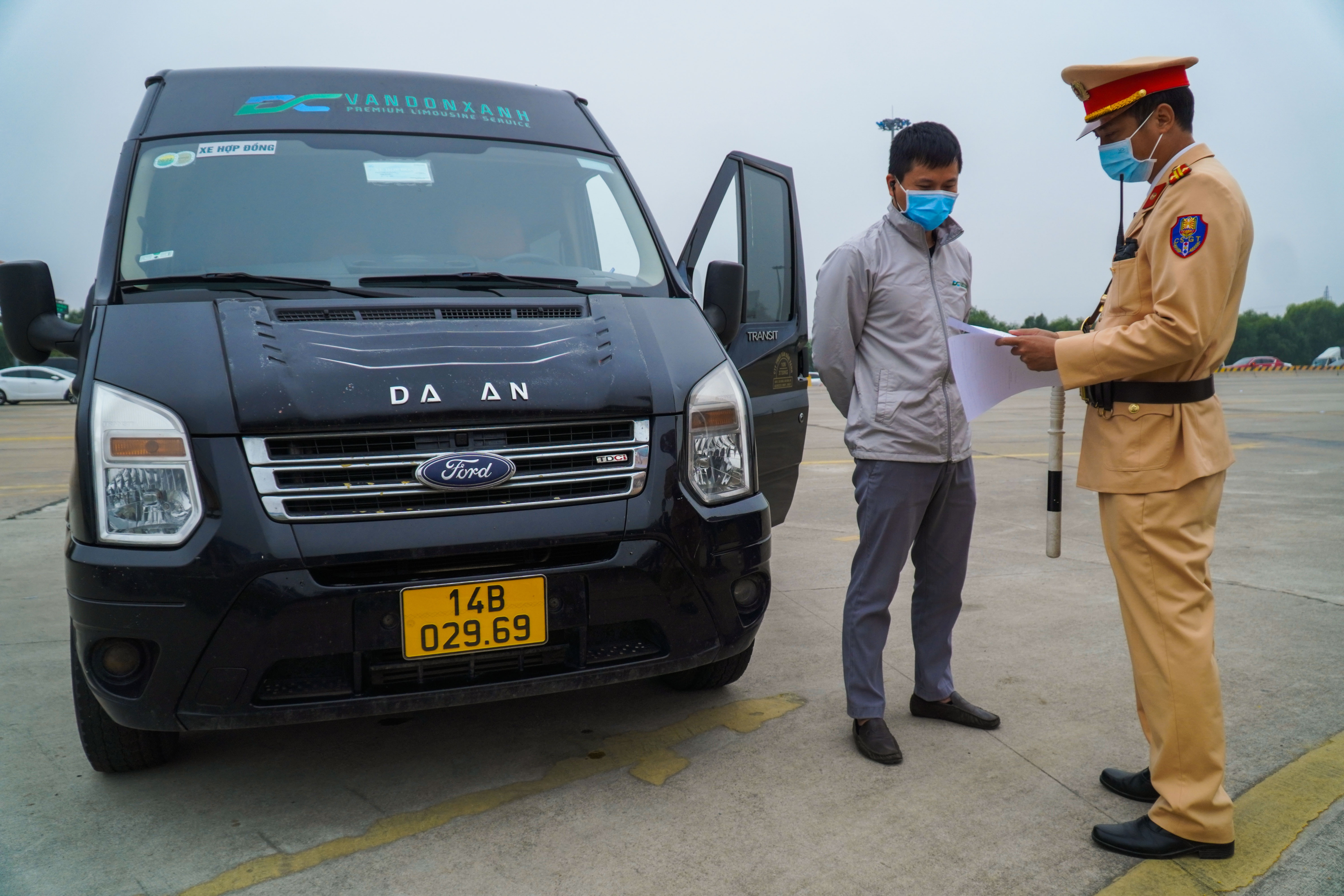 Hang chuc tai xe bi nhac nho vi chua doi sang bien so vang hinh anh