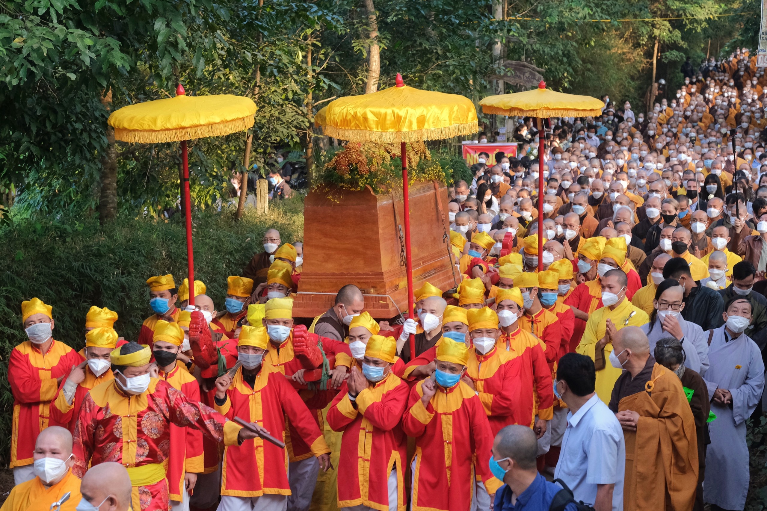 Tang ni, phat tu dua linh cuu thien su Thich Nhat Hanh di hoa tang hinh anh