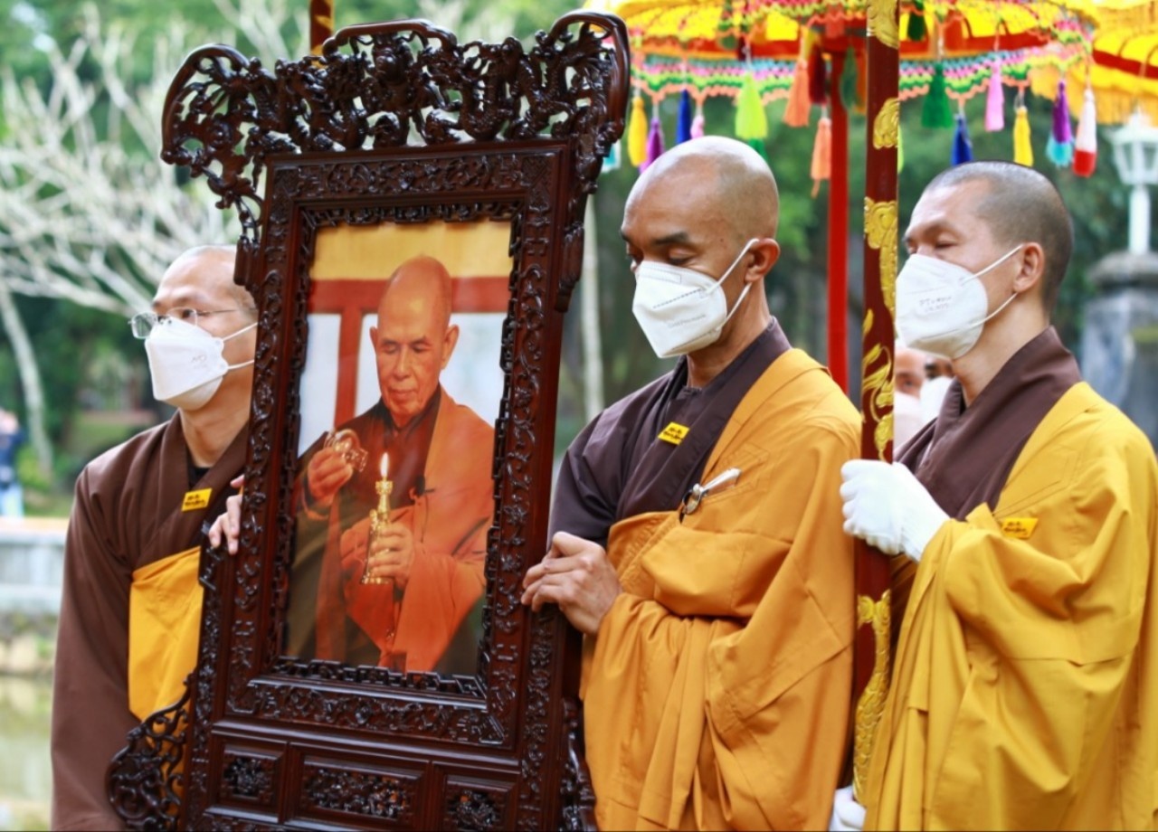 Le cung thinh xa loi thien su Thich Nhat Hanh hinh anh